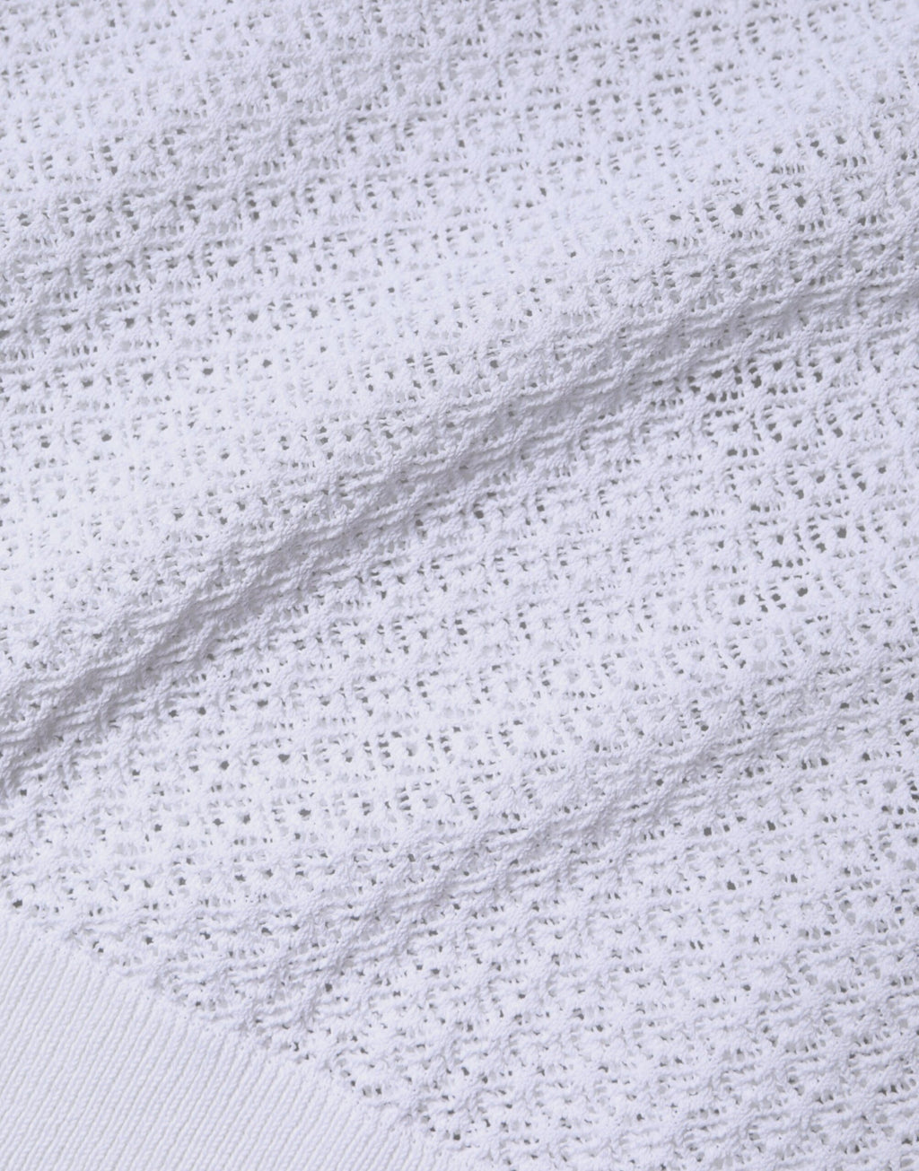 T-shirt en mesh blanc à manches longues Dolce & Gabbana, transparent, léger et élégant, porté sur un mannequin.