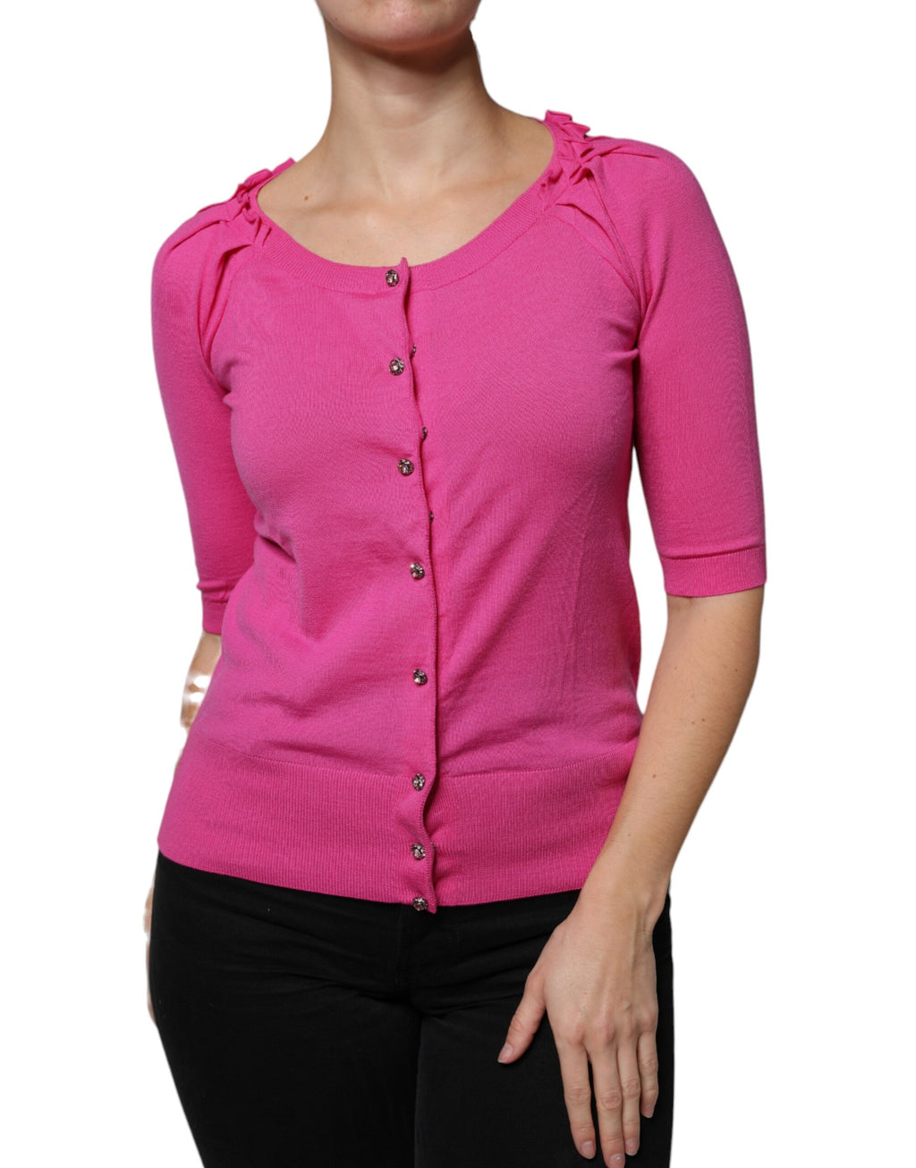 Pull-over cardigan en laine rose Dolce & Gabbana avec boutons, vue de face, tissu doux et détails élégants.
