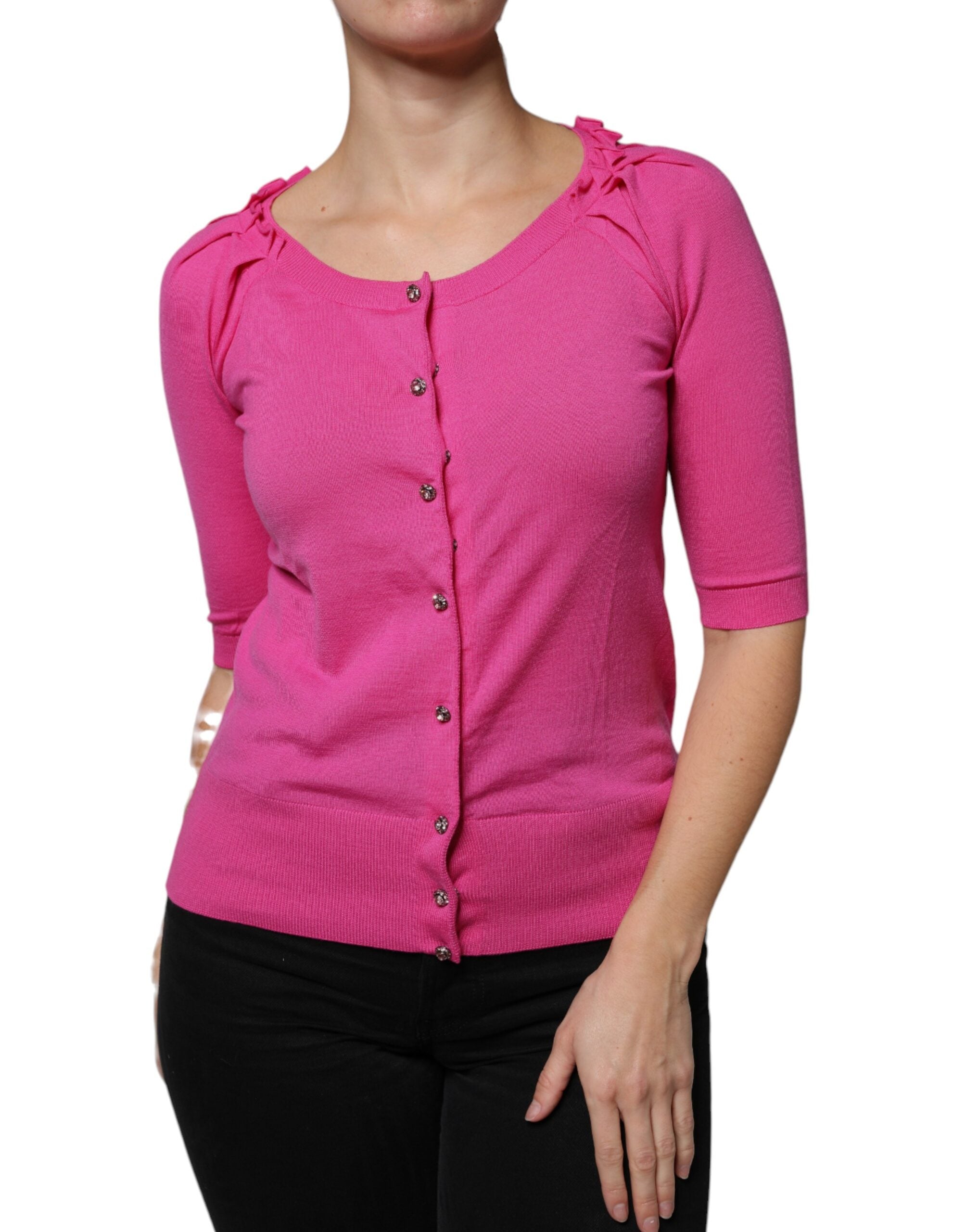Pull-over cardigan en laine rose Dolce & Gabbana avec boutons, vue de face, tissu doux et détails élégants.