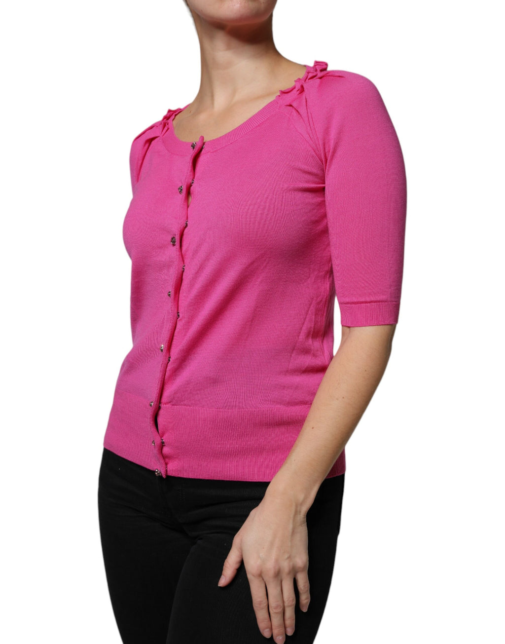 Cardigan en laine rose Dolce & Gabbana avec boutons, vêtement élégant pour femme, détails visibles en gros plan.