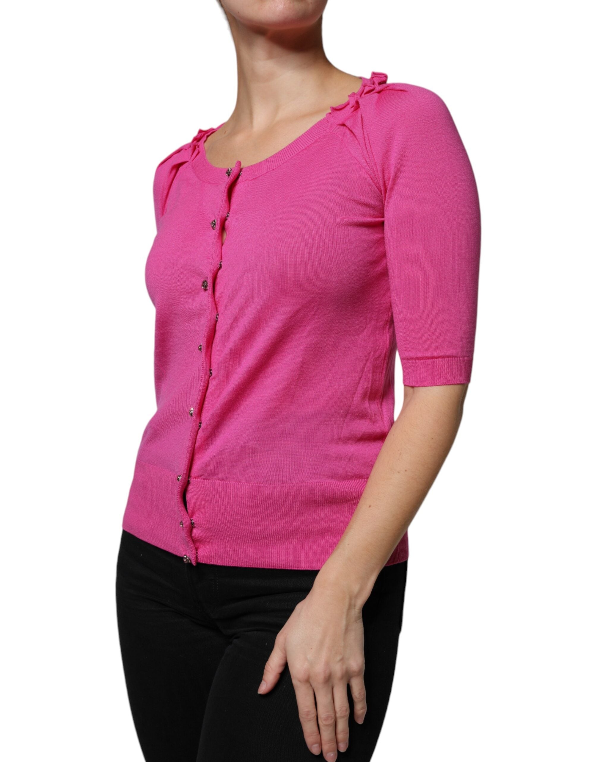 Cardigan en laine rose Dolce & Gabbana avec boutons, vêtement élégant pour femme, détails visibles en gros plan.