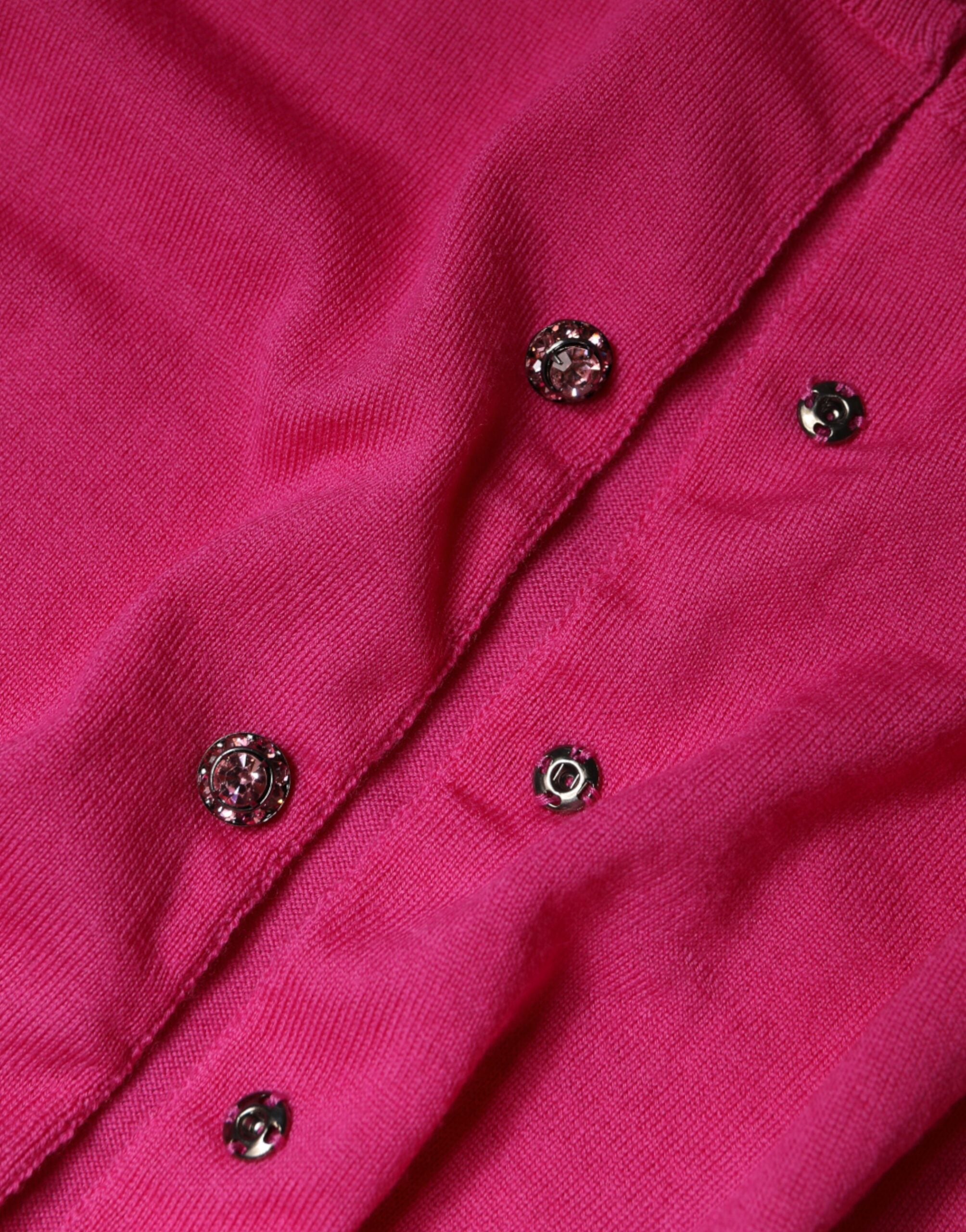 Pull cardigan en laine rose Dolce & Gabbana avec boutons, vue détaillée du devant et de la texture du tissu.