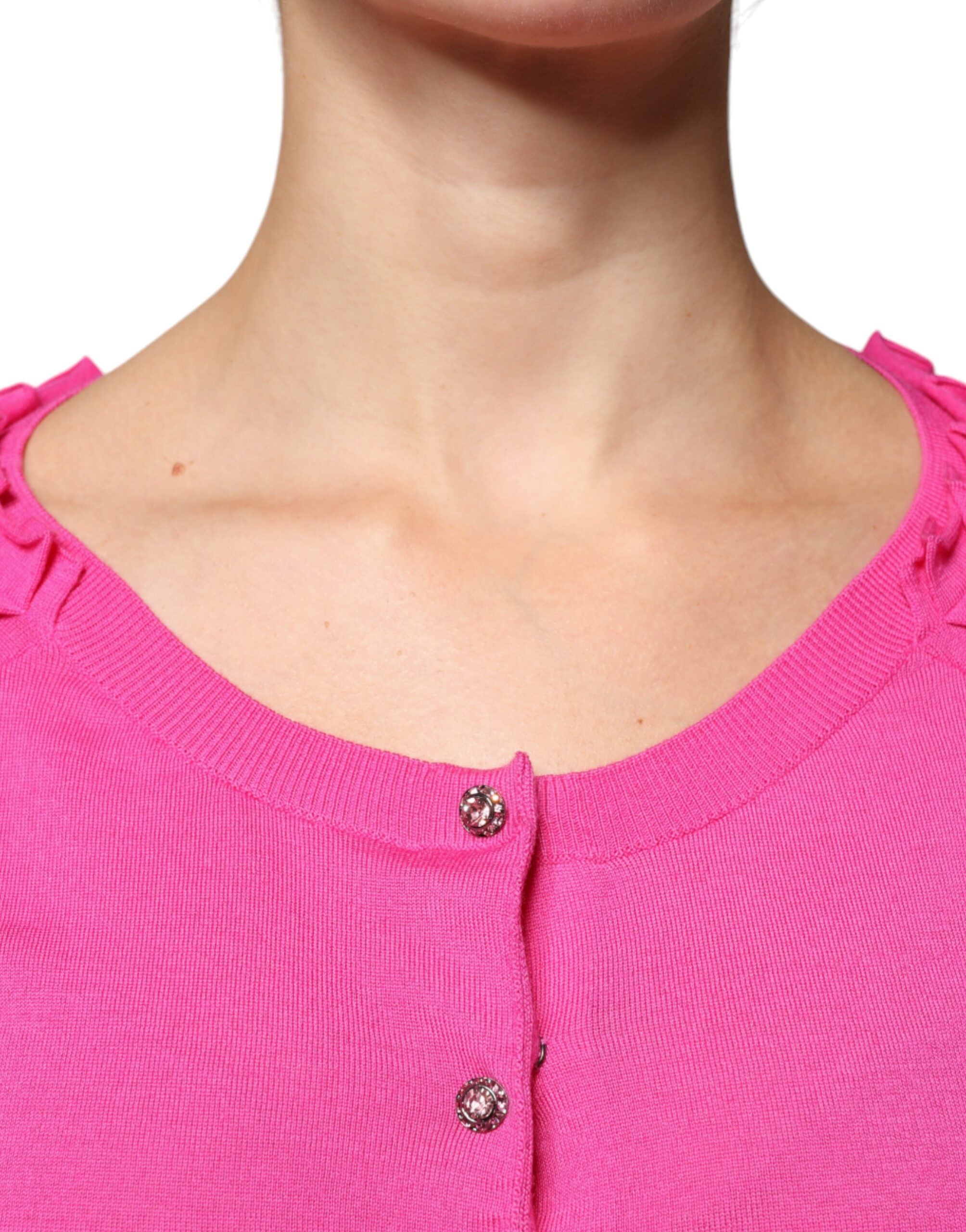Pull en laine rose Dolce & Gabbana à boutons, cardigan élégant avec col classique et manches longues.