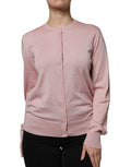 Cardigan en laine rose Dolce & Gabbana avec boutons, porté détendu, détail tricoté, vue de face.