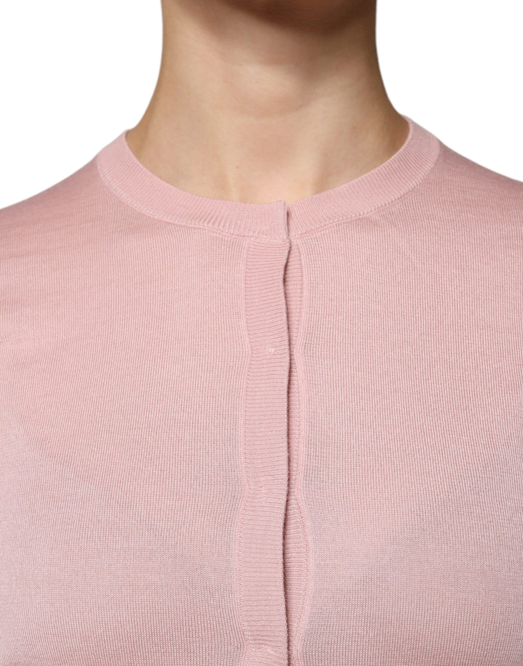 Pull en laine rose Dolce & Gabbana à boutons, cardigan élégant avec détails tissés et coupe classique.