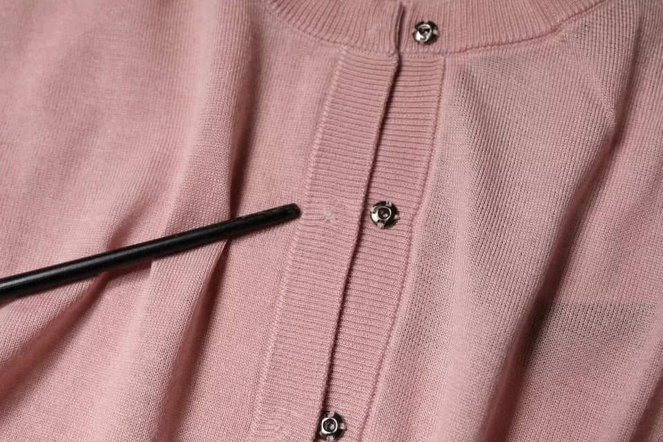 Pull en laine rose Dolce & Gabbana avec boutons, cardigan ou veste en maille élégante et confortable.