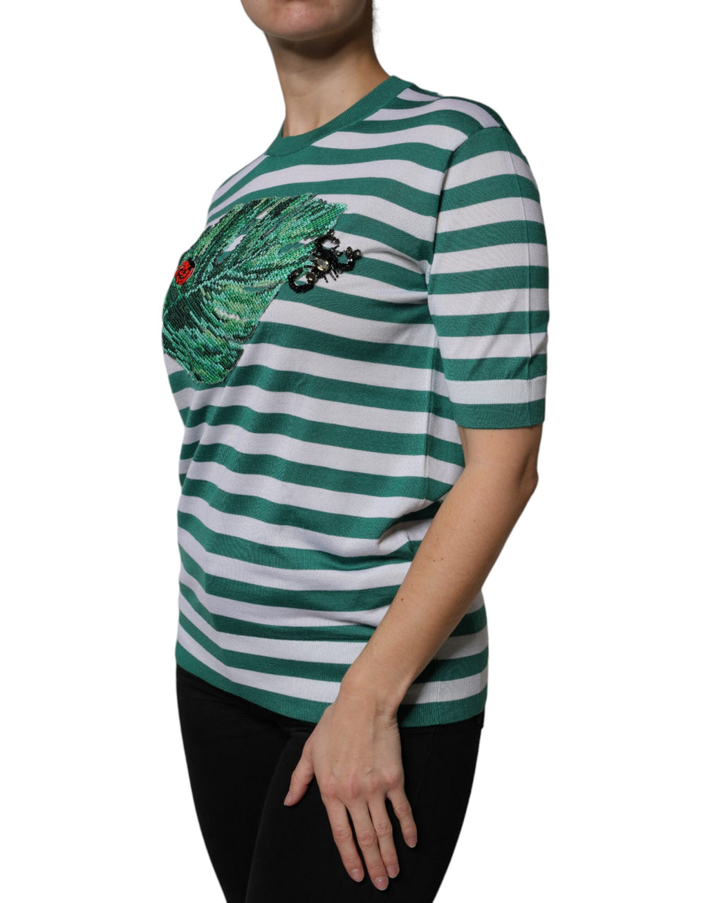 T-shirt Dolce & Gabbana blanc avec rayures vertes et motif de feuilles, col rond, style décontracté.