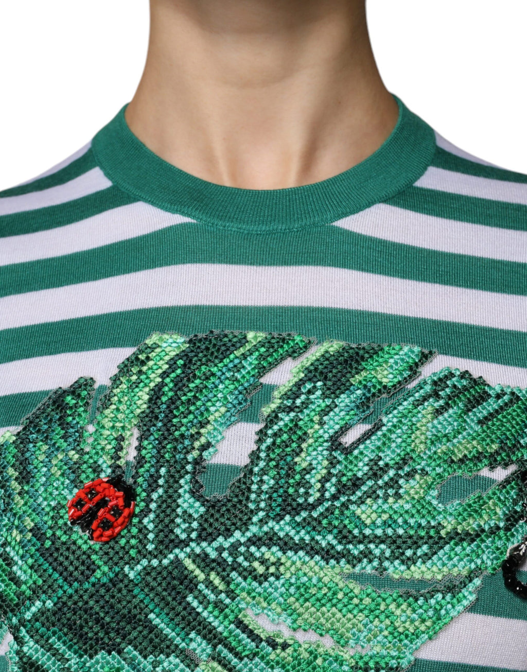 T-shirt blanc à rayures vertes avec motif de feuilles, col rond, Dolce & Gabbana, style décontracté et élégant.