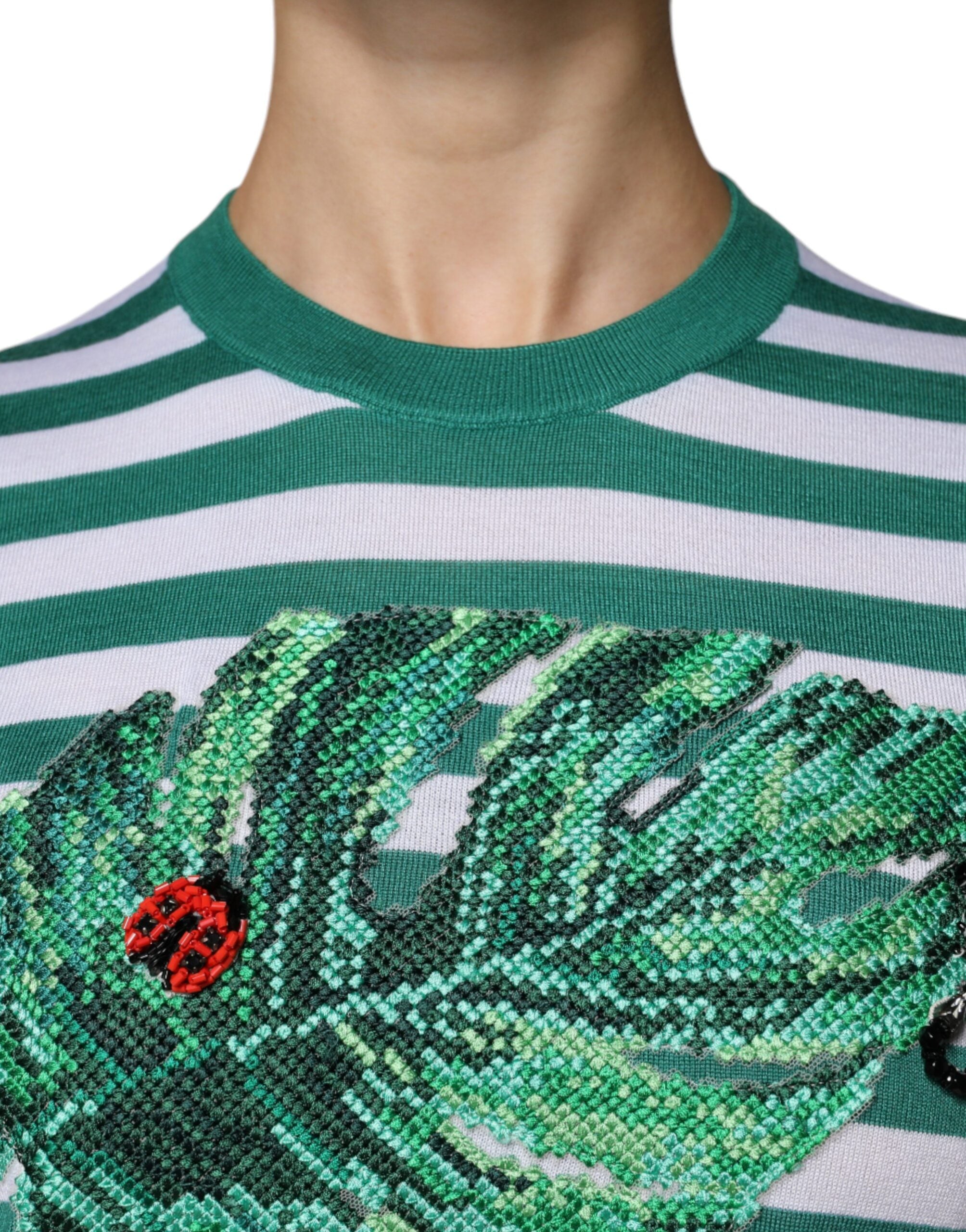 T-shirt blanc à rayures vertes avec motif de feuilles, col rond, Dolce & Gabbana, style décontracté et élégant.