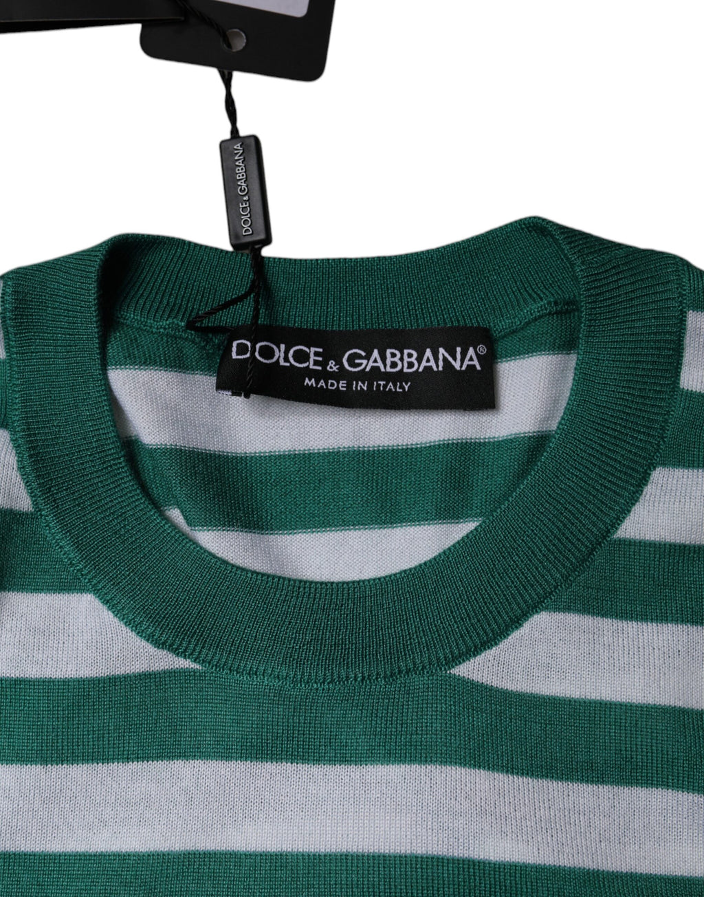 T-shirt blanc avec rayures vertes et motif de feuilles de Dolce & Gabbana, col rond, style décontracté et tendance.