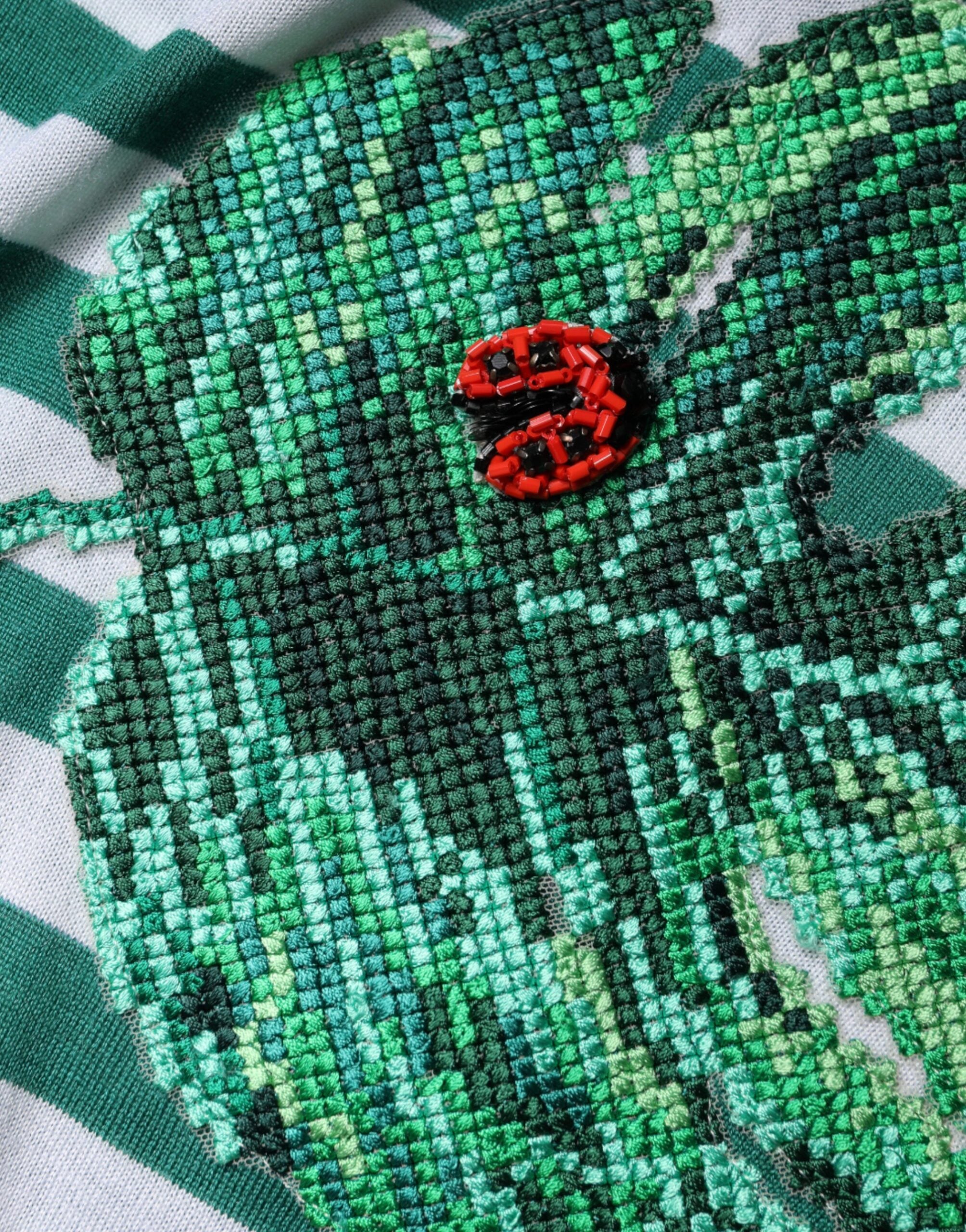 T-shirt blanc et vert à rayures et motif feuilles de Dolce & Gabbana, col rond, style décontracté.