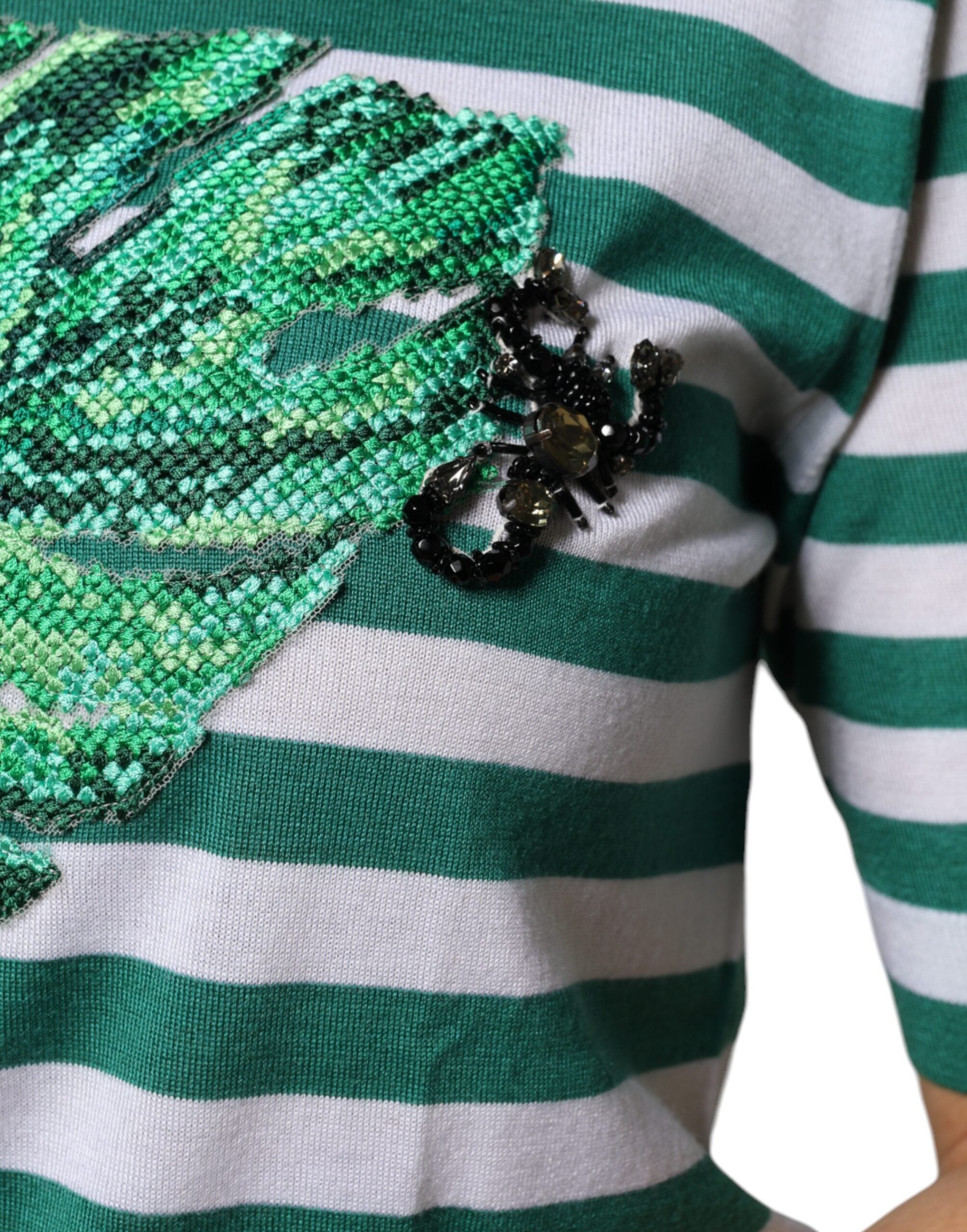 T-shirt Dolce & Gabbana blanc et vert à rayures et motif de feuilles, col rond, style décontracté.