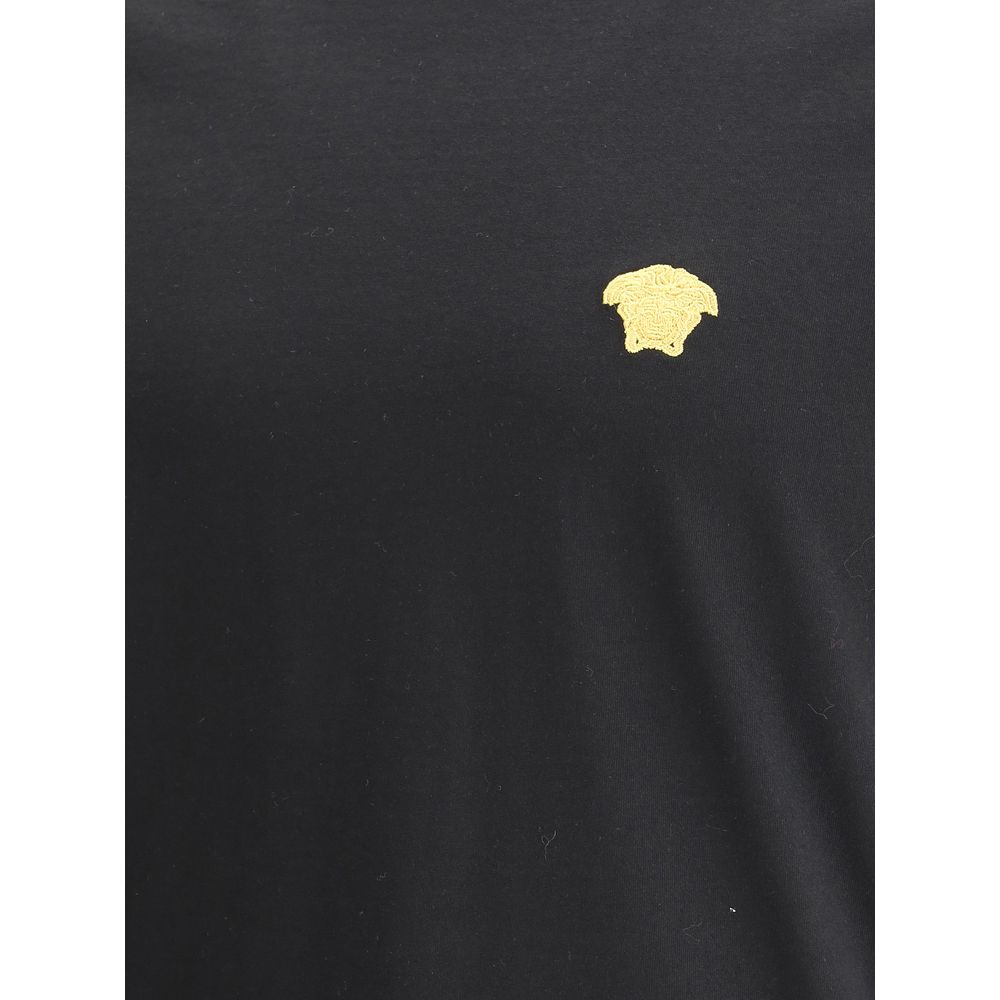 T-shirt en coton noir de Versace avec logo distinctif, porté sur un mannequin, vue de face.