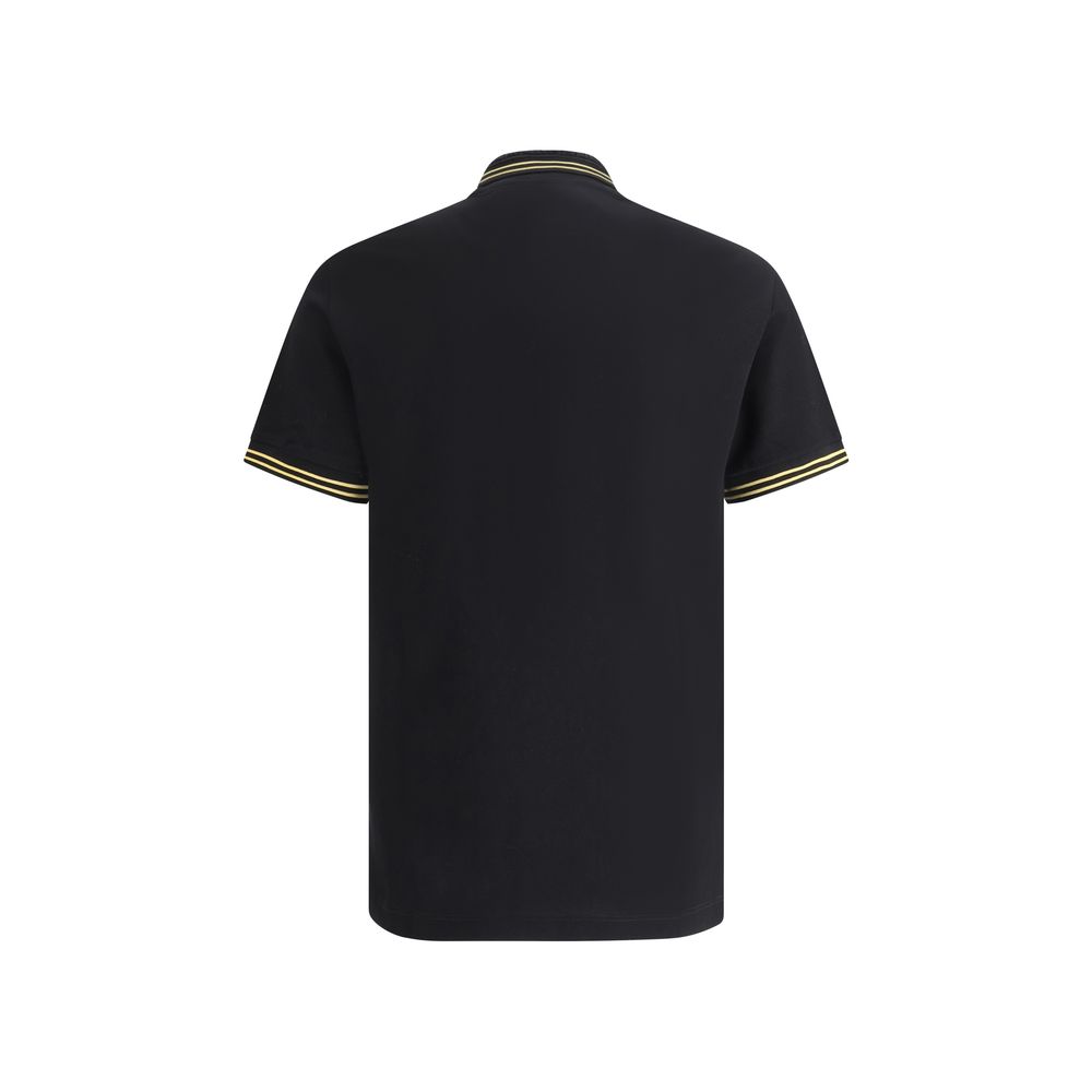 Chemise polo noire en coton de la marque Versace, détail du col et logo distinctif visible.