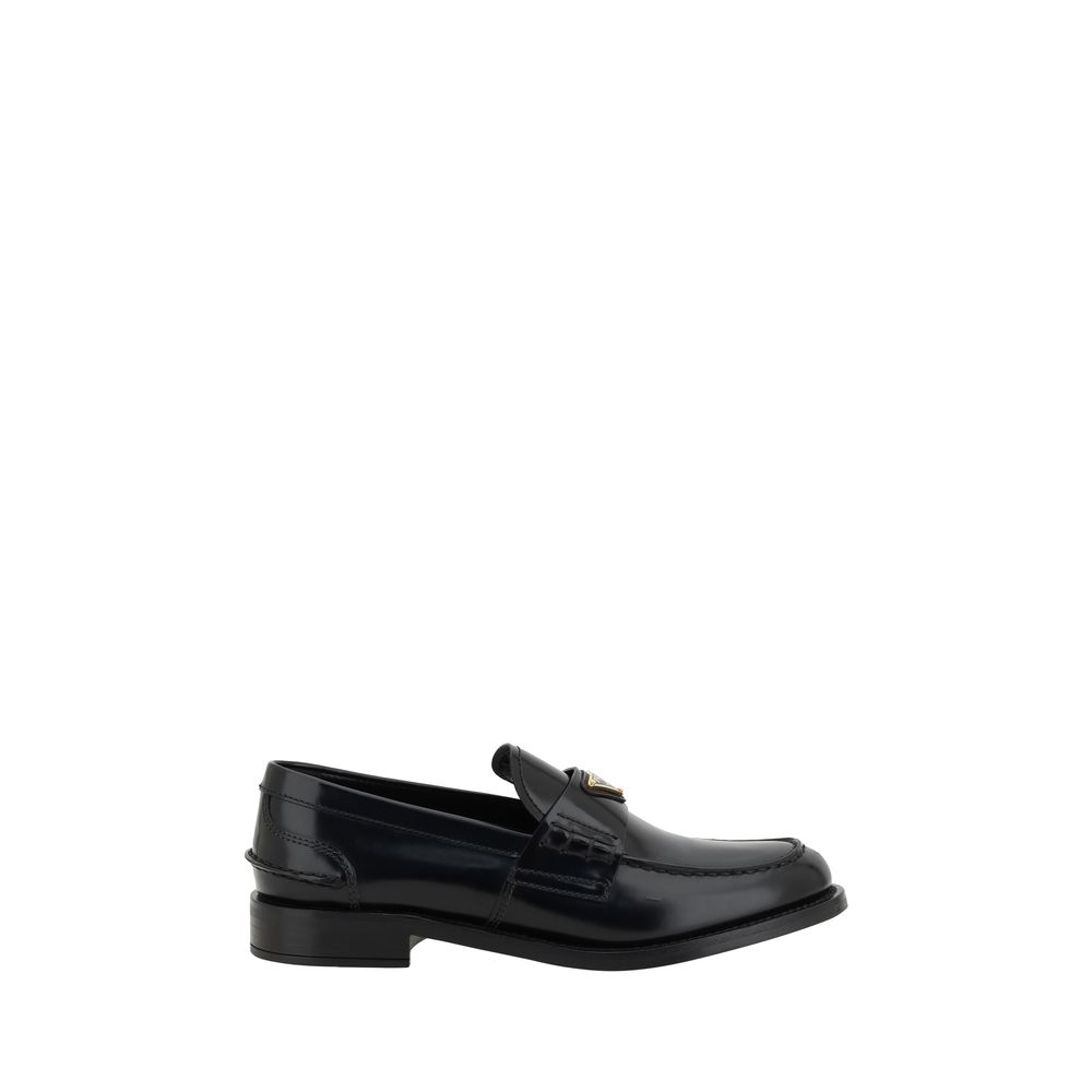 Chaussures mocassins en cuir noir Prada avec logo, élégantes et classiques, pour homme ou femme.