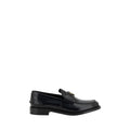 Chaussures mocassins en cuir noir Prada avec logo, élégantes et classiques, pour homme ou femme.