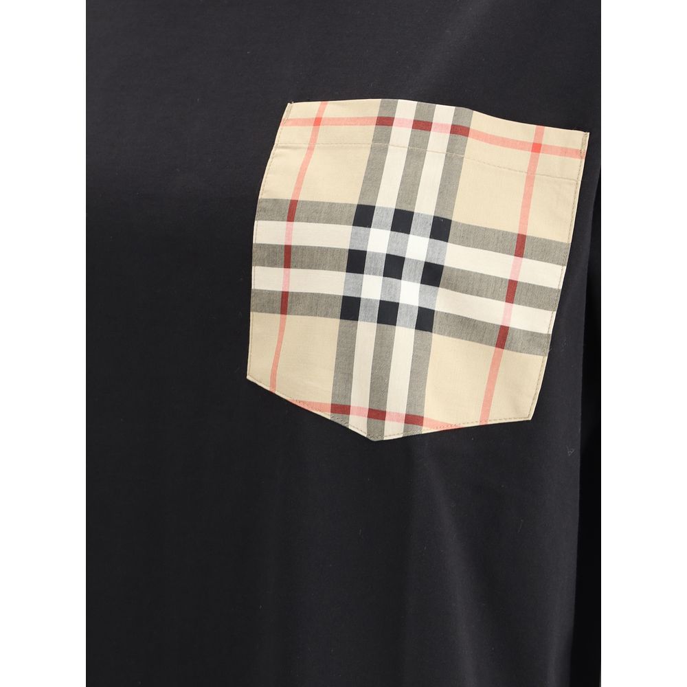 T-shirt en coton noir de Burberry, coupe classique avec logo subtil, porté par un mannequin.