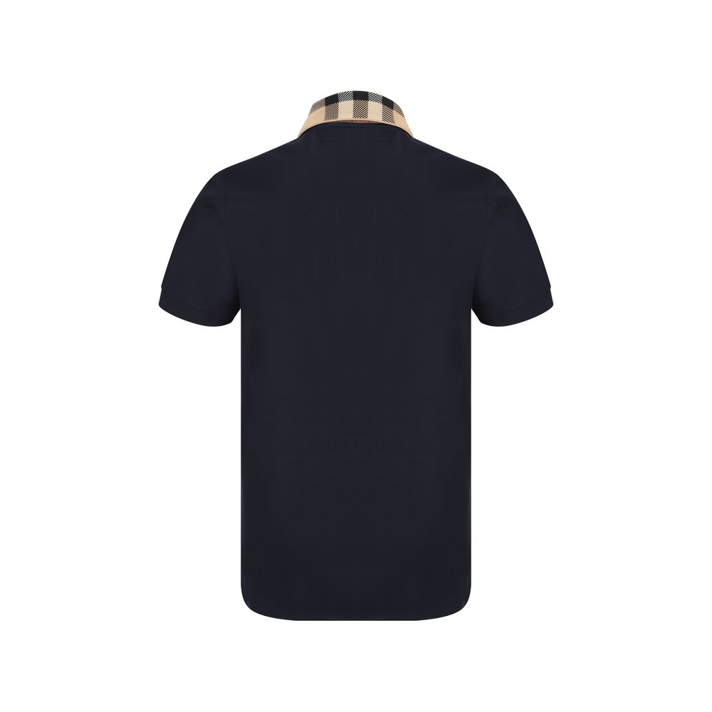 Polo en coton bleu Burberry, chemise polo pour homme avec col et boutons, tissu doux et confortable, logo Burberry visible.