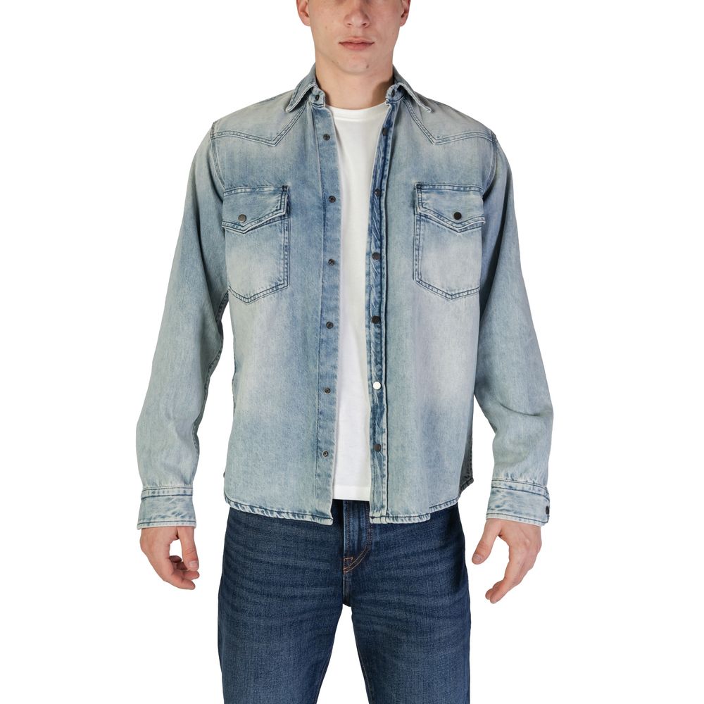 Chemise en denim bleu clair Hugo Boss, coupe classique avec col et boutons, adaptée pour un style décontracté élégant.