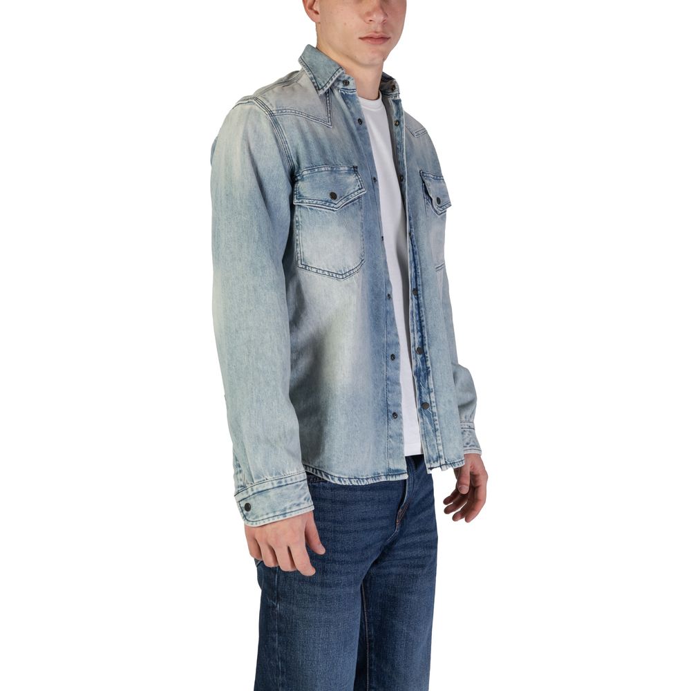 Chemise en jean bleu clair de la marque Hugo Boss, coupe classique avec col et boutons visibles.