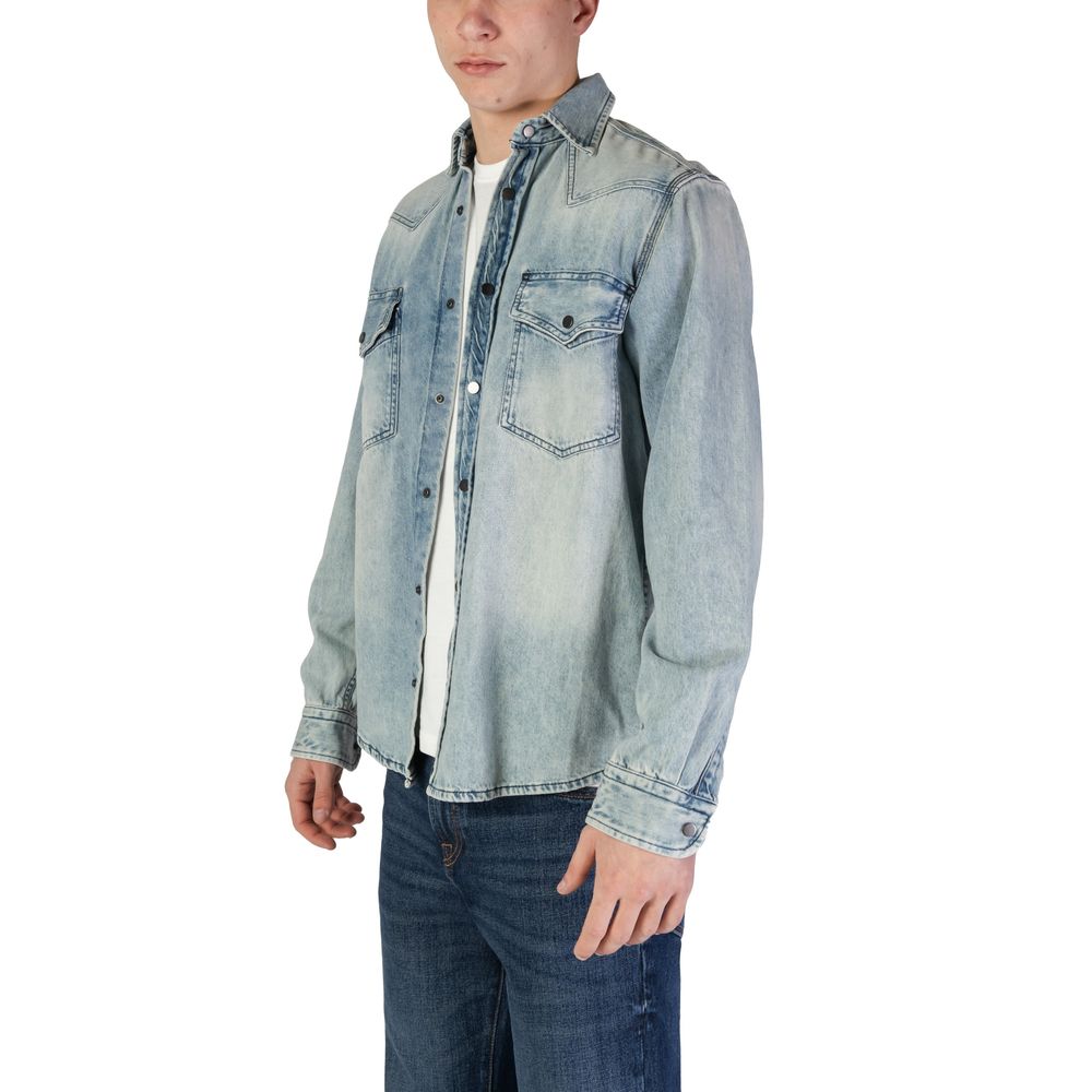 Chemise en jean bleu clair Hugo Boss, coupe classique, détails de couture visibles, tissu en denim léger pour homme.