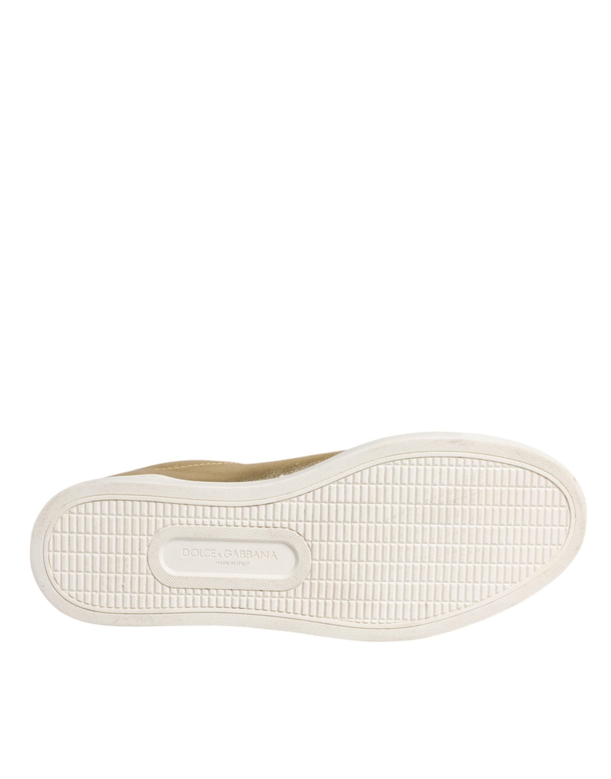 Chaussures sneakers pour homme Dolce & Gabbana London en cuir doré avec logo, vue de face sur fond blanc.