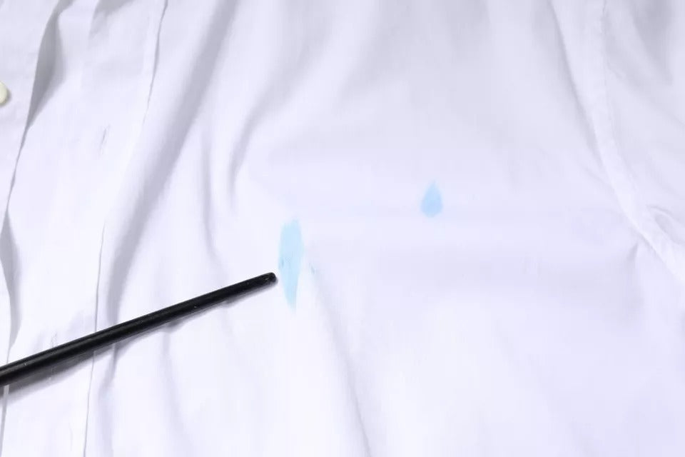 Chemise blanche en coton à manches longues Dolce & Gabbana avec boutons dorés, élégante et classique pour homme.