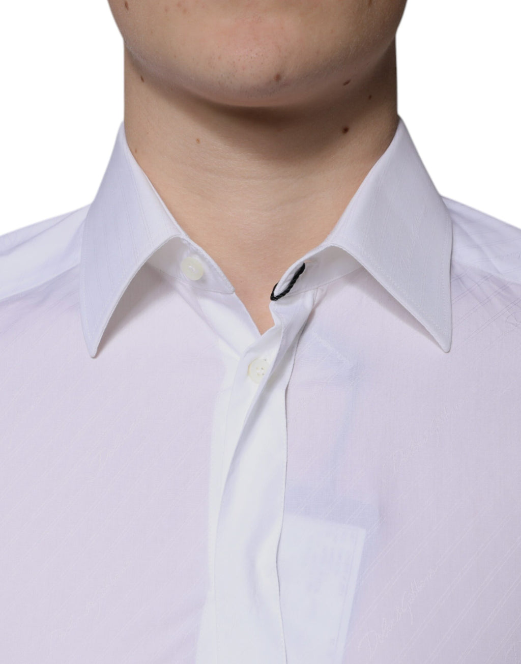 Chemise blanche en coton à manches longues Dolce & Gabbana avec détails dorés, élégante et sophistiquée.