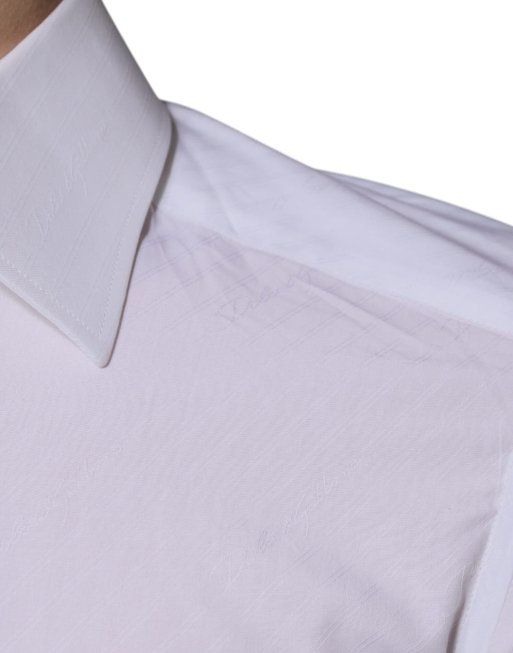 Chemise blanche en coton à manches longues Dolce & Gabbana, costume élégant avec boutons dorés et col classique.