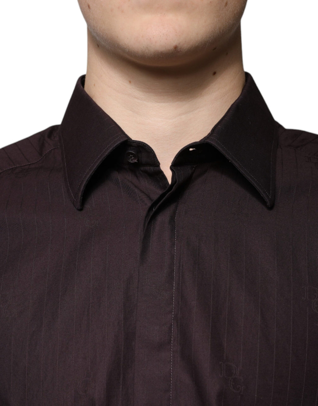 Chemise Dolce & Gabbana en coton violet, coupe slim fit, style Martini, affichée sur un mannequin.
