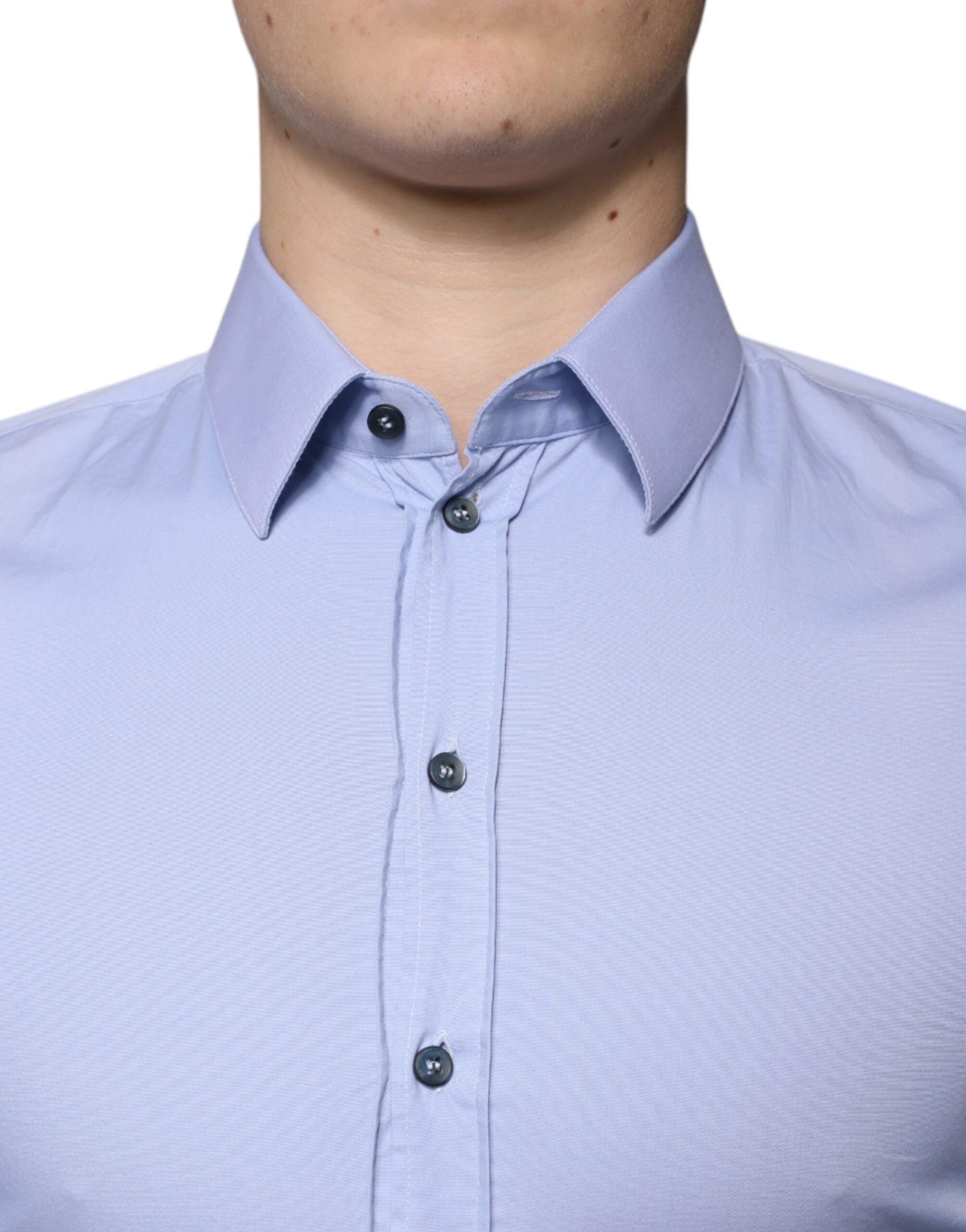 Chemise Dolce & Gabbana Light Blue en coton, coupe slim fit, style Sicilia, vue de face avec col et boutons visibles.