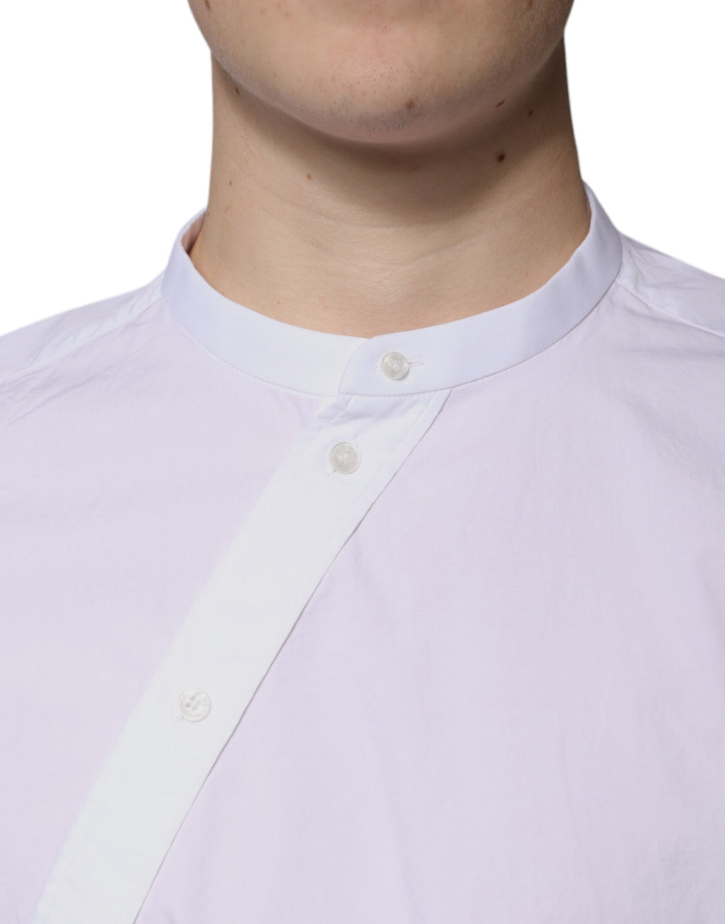Chemise blanche en coton Dolce & Gabbana, coupe slim fit, style élégant et moderne, avec col classique et boutons apparents.