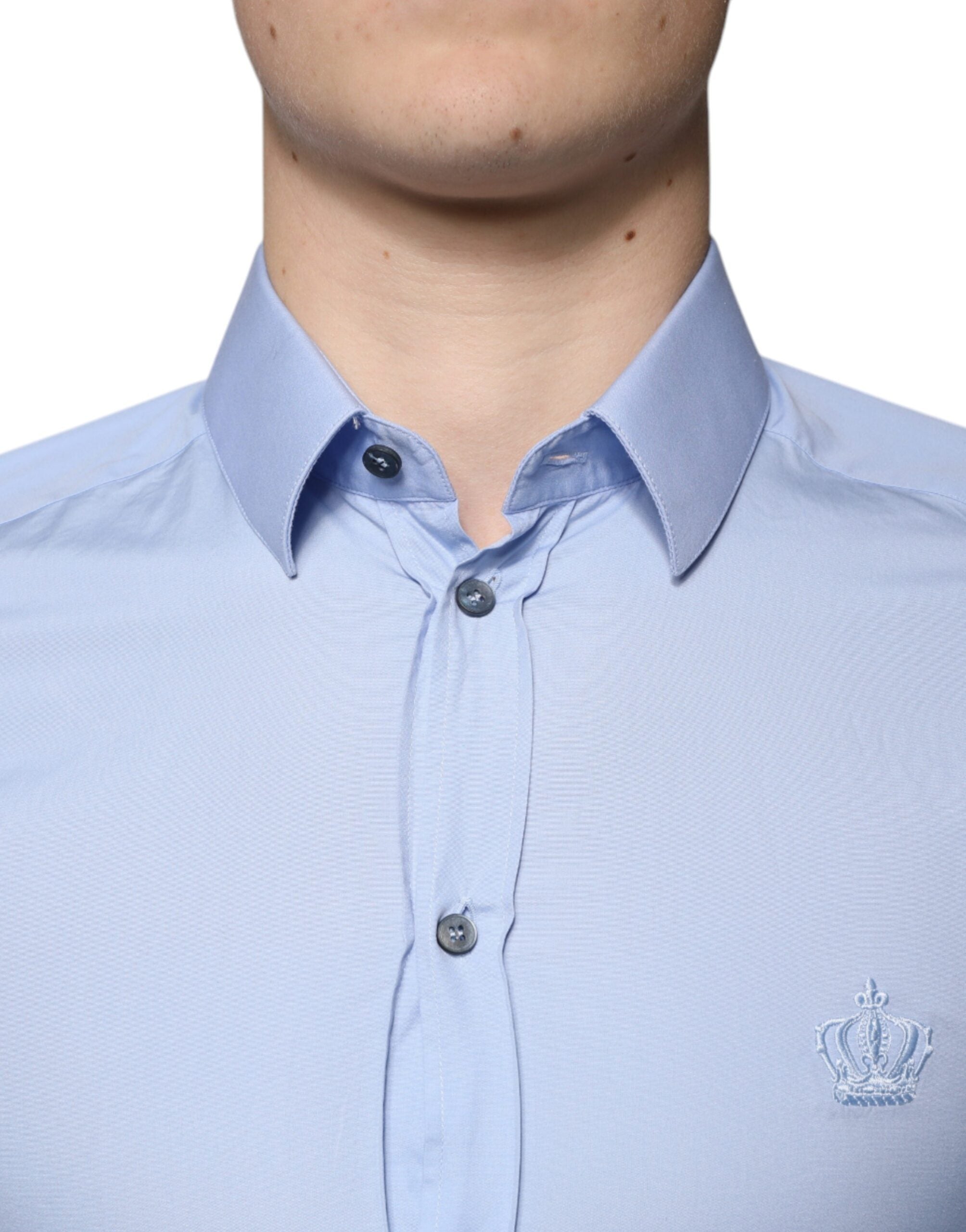 Chemise slim en coton Light Blue de Dolce & Gabbana Light Blue avec détails dorés, élégante et ajustée.