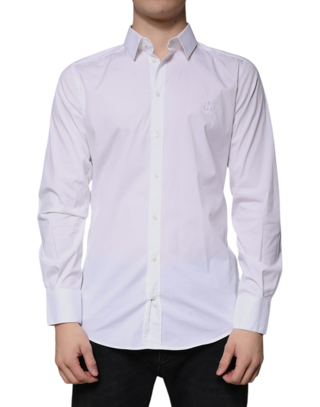 Chemise blanche en coton à manches longues Dolce & Gabbana avec détails dorés, vue de face sur mannequin.