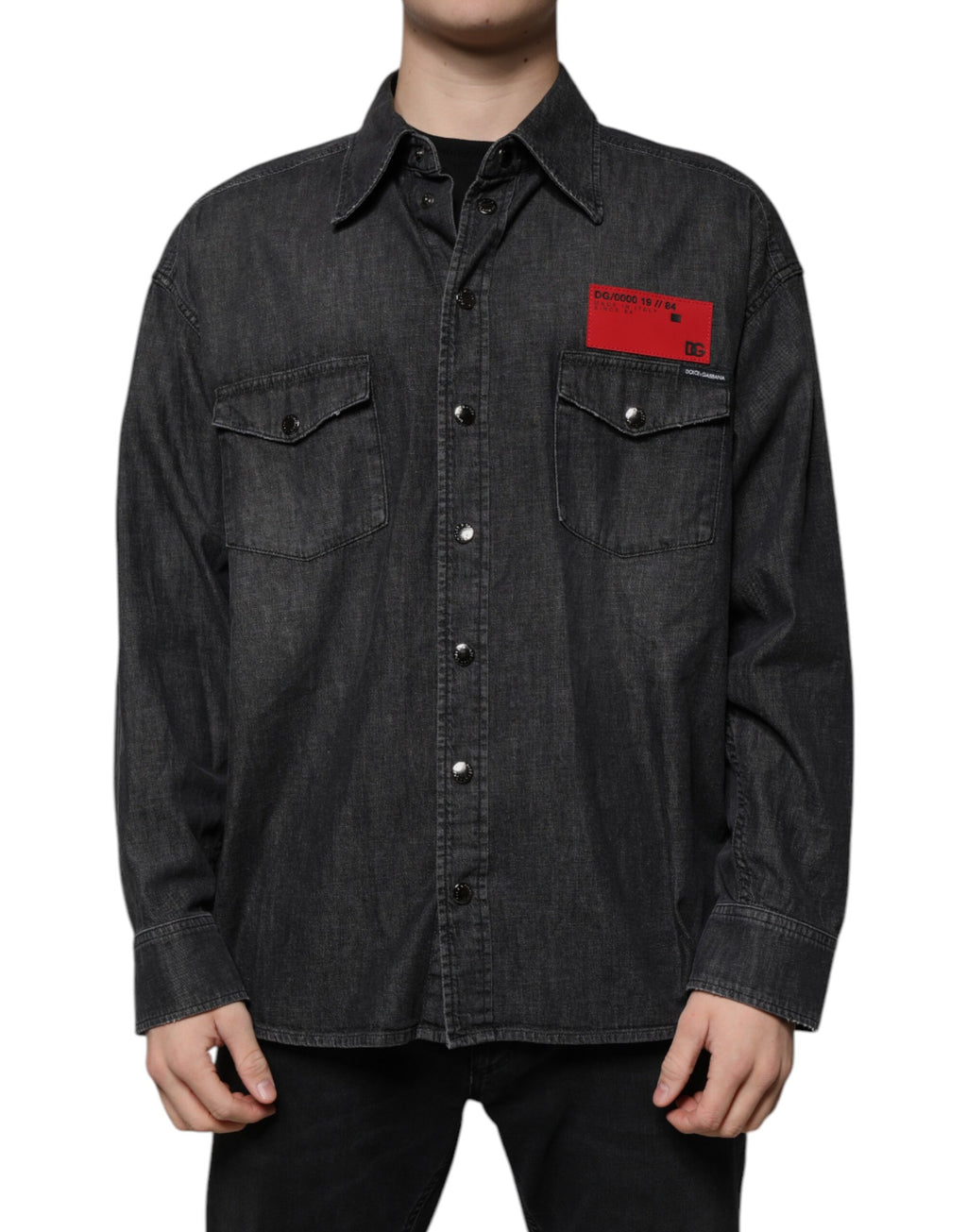 Chemise en denim noir Dolce & Gabbana avec logo, boutons en coton, style décontracté et élégant.
