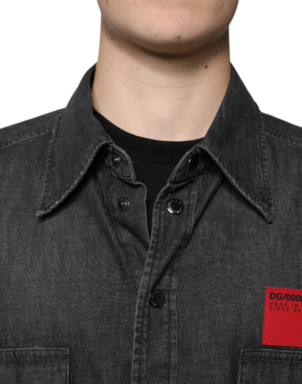 Chemise en denim noire Dolce & Gabbana avec logo, boutons en coton, vue avant du haut.