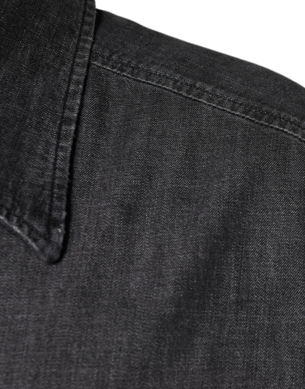 Chemise en denim noir Dolce & Gabbana avec boutons et logo en coton, vue de face.
