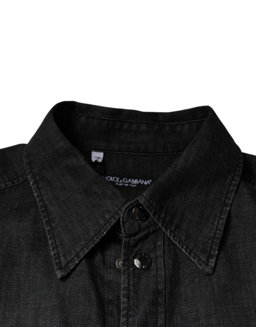 Chemise en denim noire Dolce & Gabbana avec logo, boutons et coupe classique, visible sur l'image.