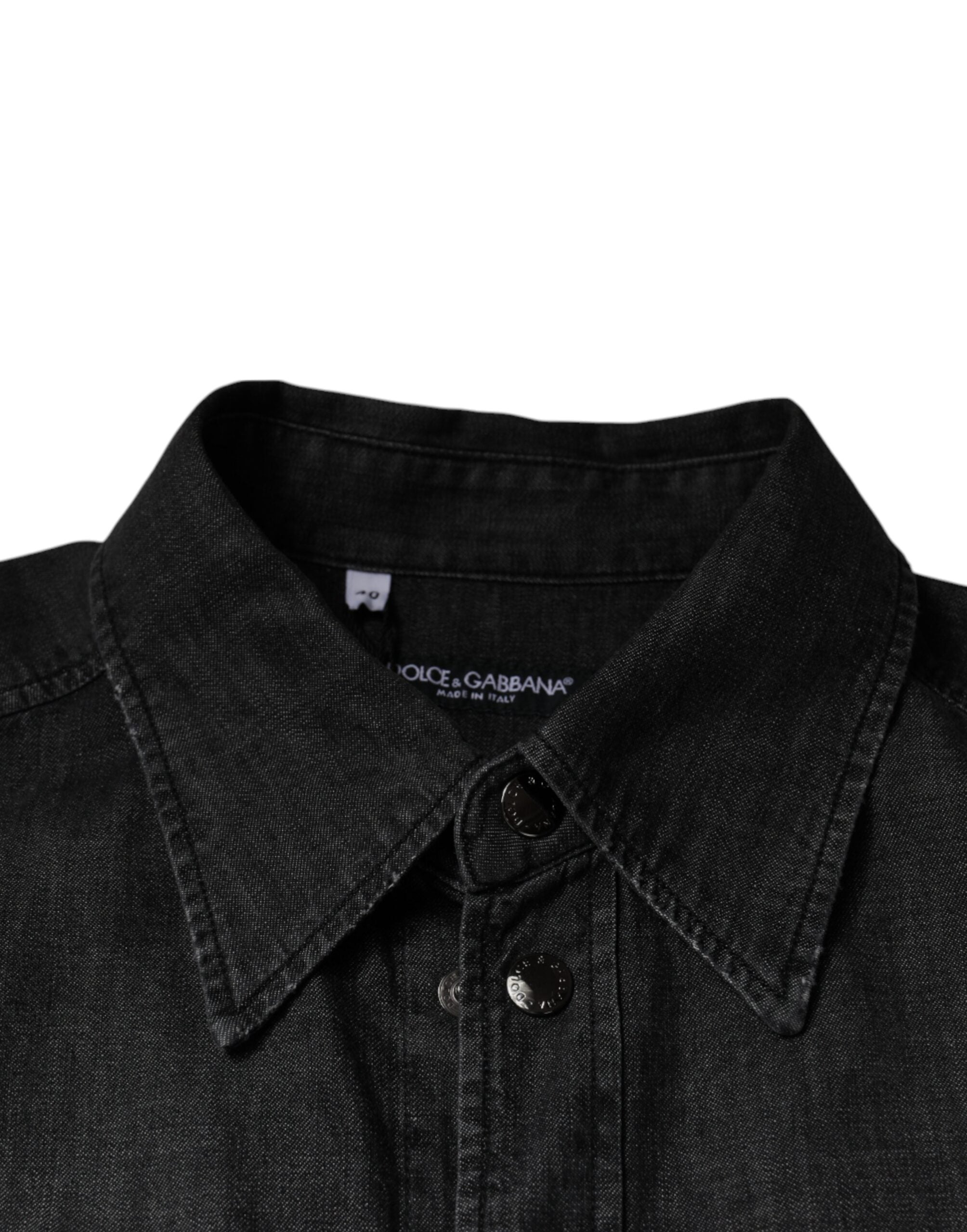 Chemise en denim noire Dolce & Gabbana avec logo, boutons et coupe classique, visible sur l'image.