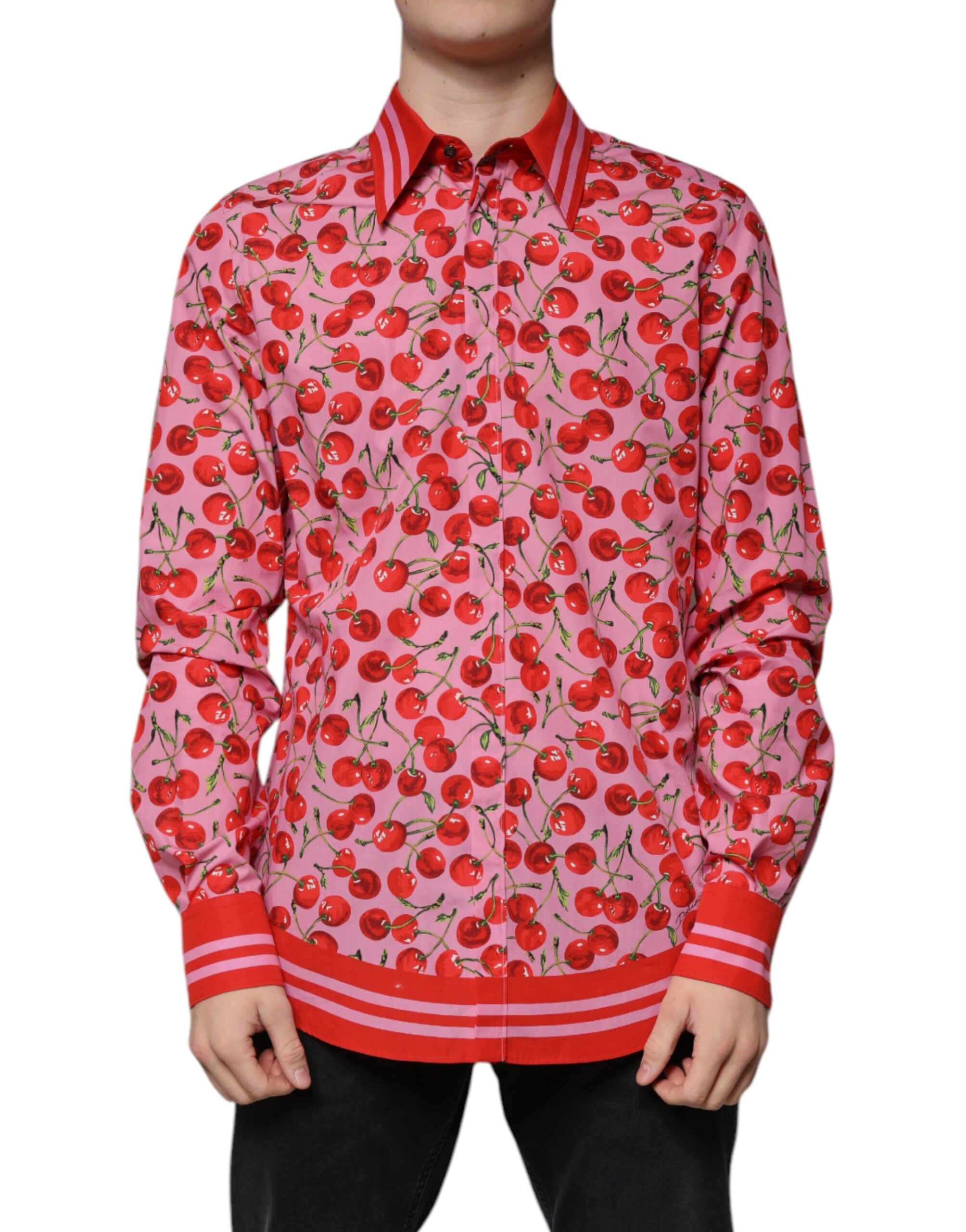 Chemise formelle en coton rose à cerises Dolce & Gabbana, style Martini, détails élégants et tissu de qualité visible.