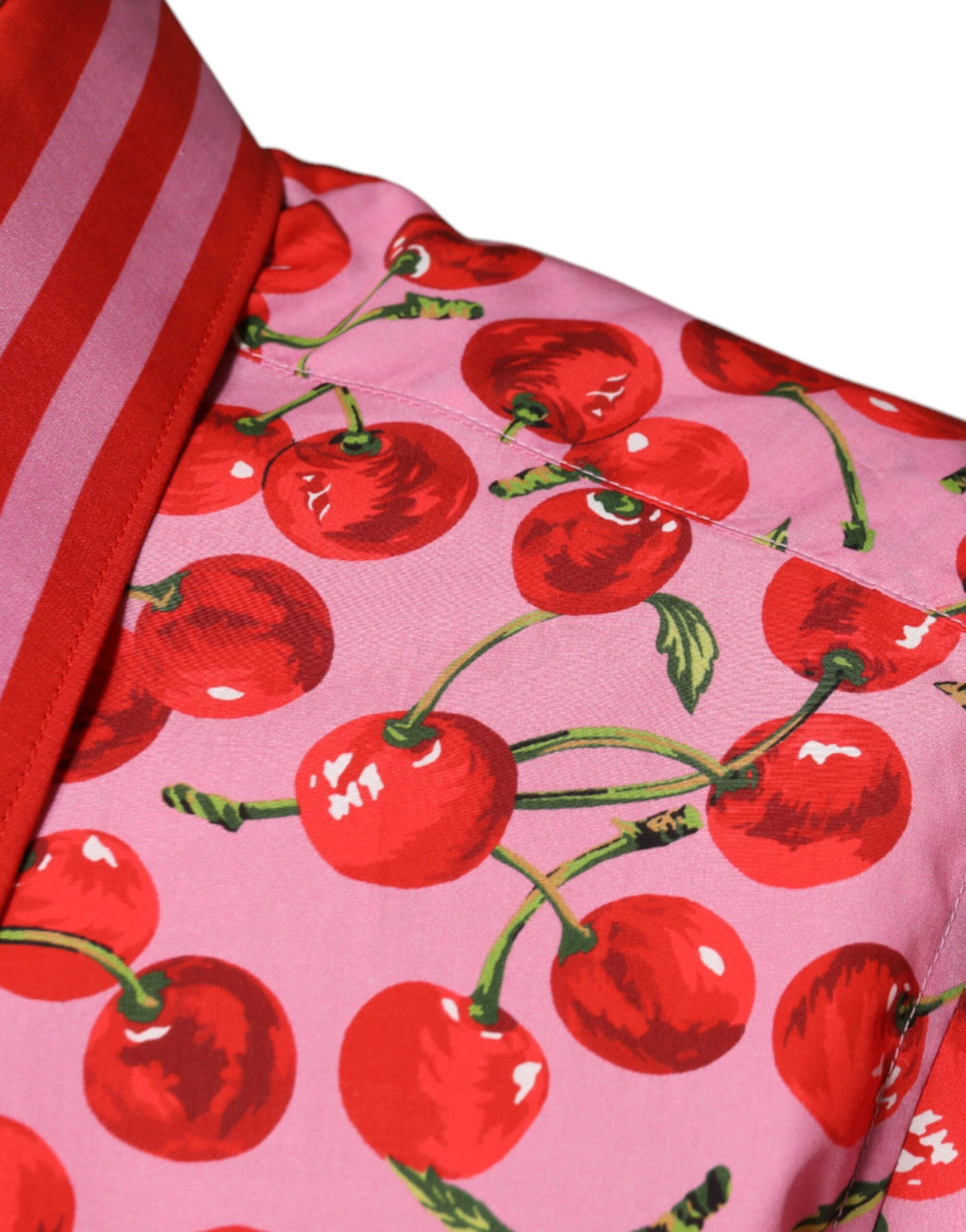 Chemise formelle Dolce & Gabbana en coton rose avec motif cerise, élégante et sophistiquée, pour homme.