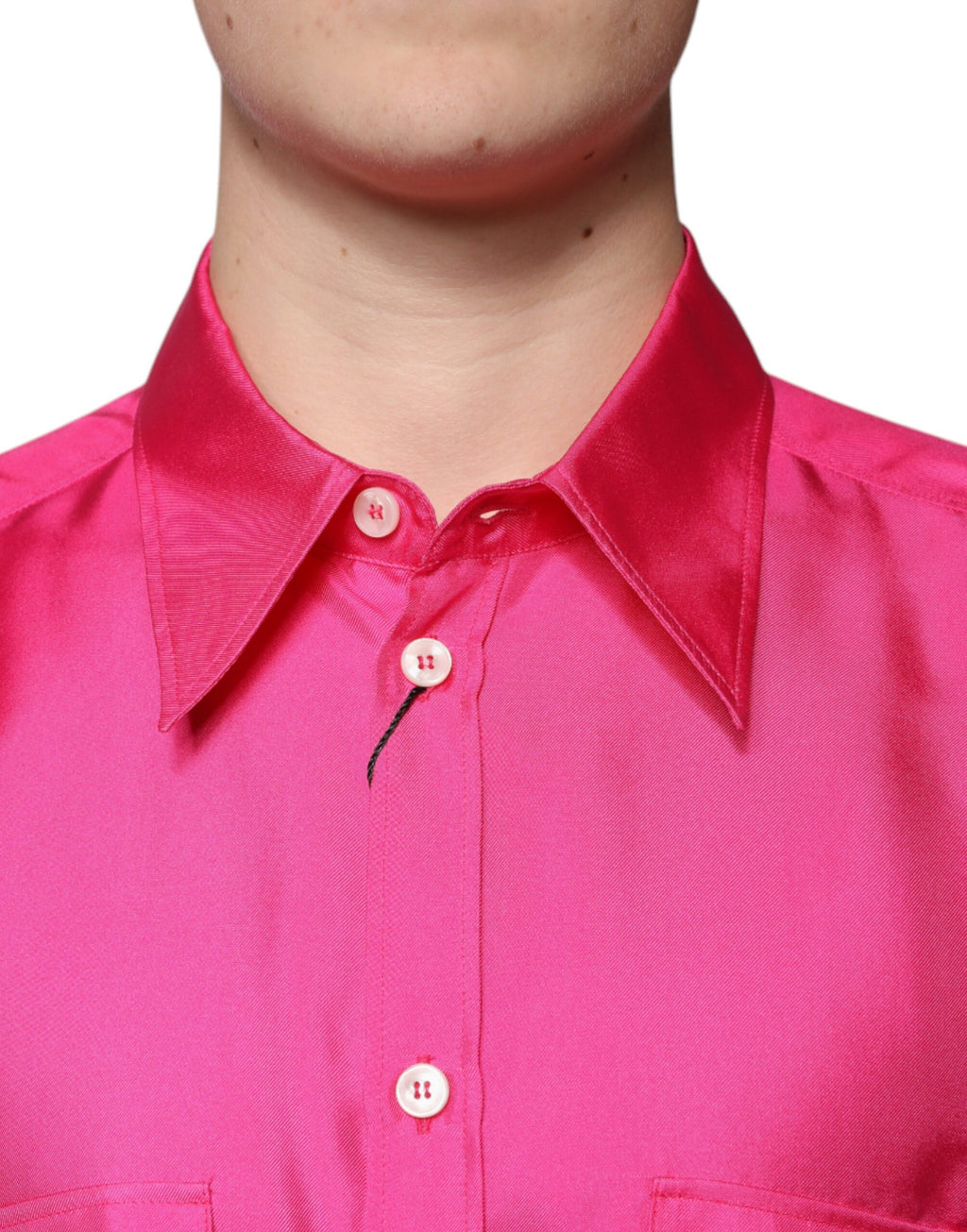 Chemise pour homme Dolce & Gabbana en soie rose avec col et boutons, élégante et sophistiquée.
