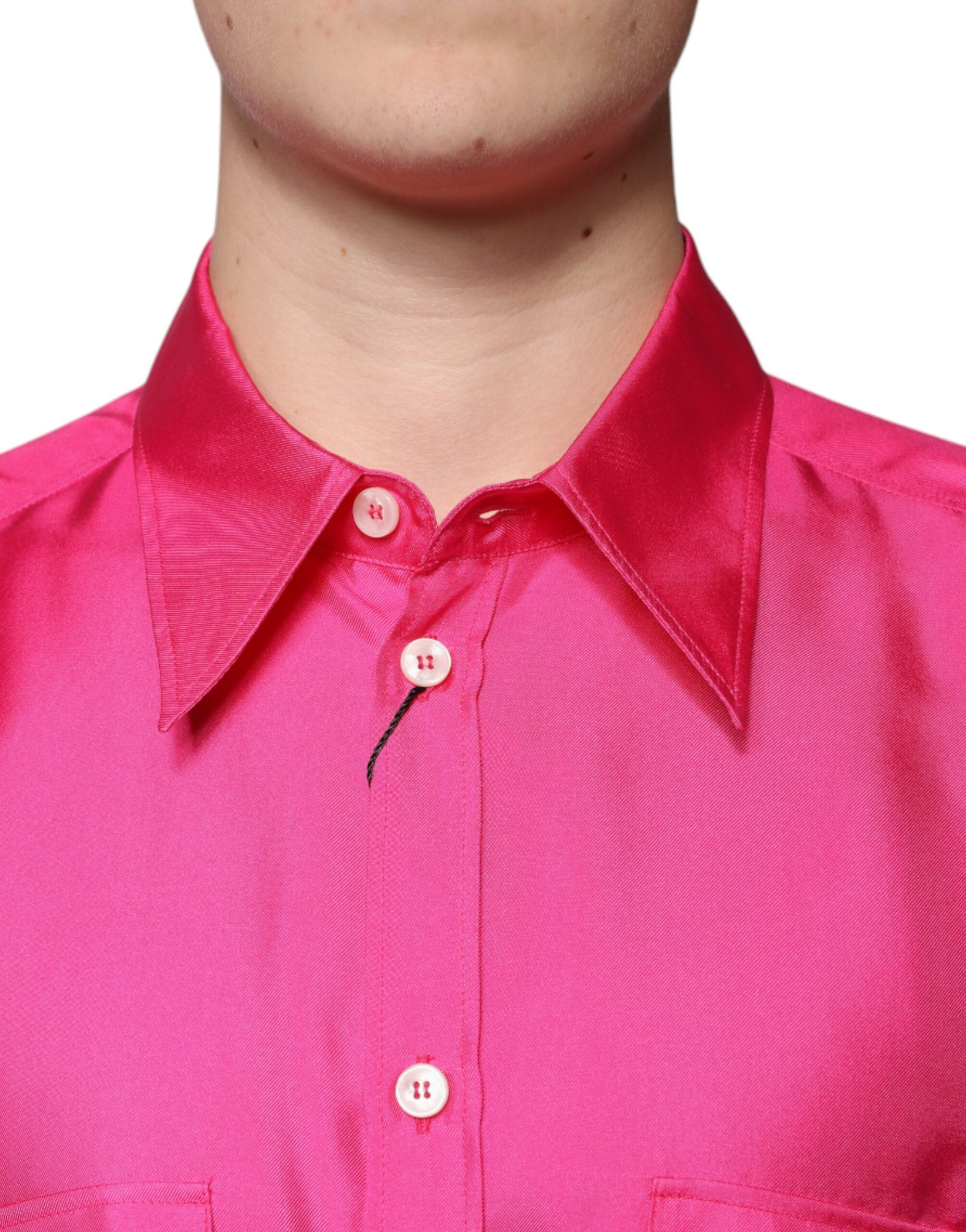 Chemise pour homme Dolce & Gabbana en soie rose avec col et boutons, élégante et sophistiquée.