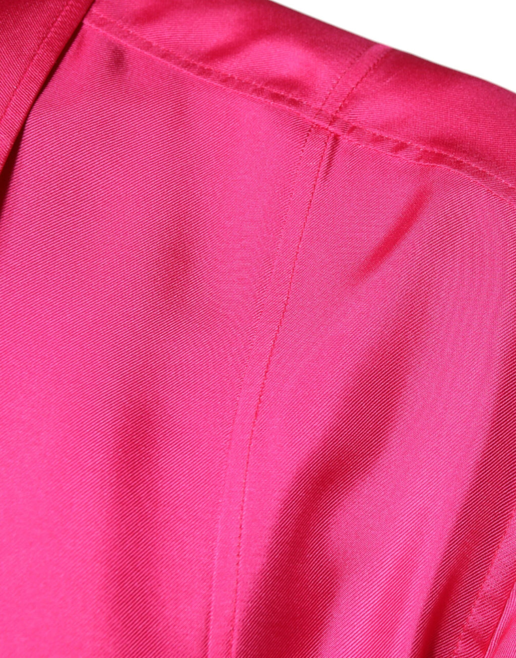 Chemise pour homme Dolce & Gabbana en soie rose à col et boutons, vue de face.