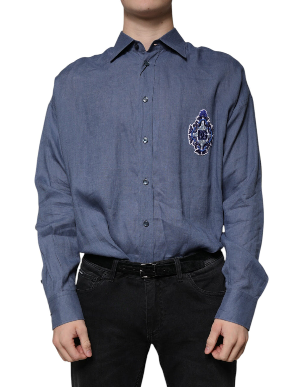 Chemise à manches longues Dolce & Gabbana logo bleu, boutonnée, style décontracté, visible avec col et motifs de logo sur la poitrine.