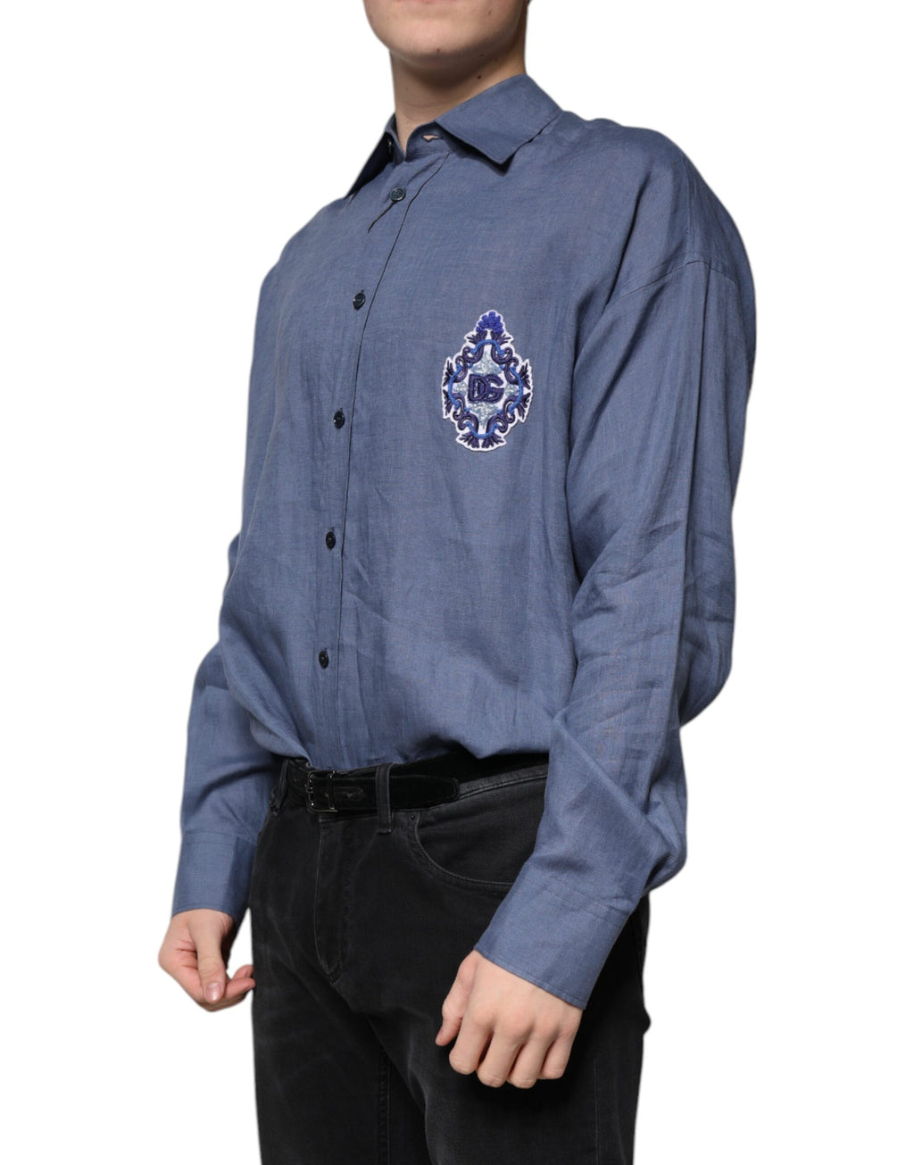 Chemise à manches longues Dolce & Gabbana, boutonnière, logo bleu, style décontracté, tissu léger, vue de face.