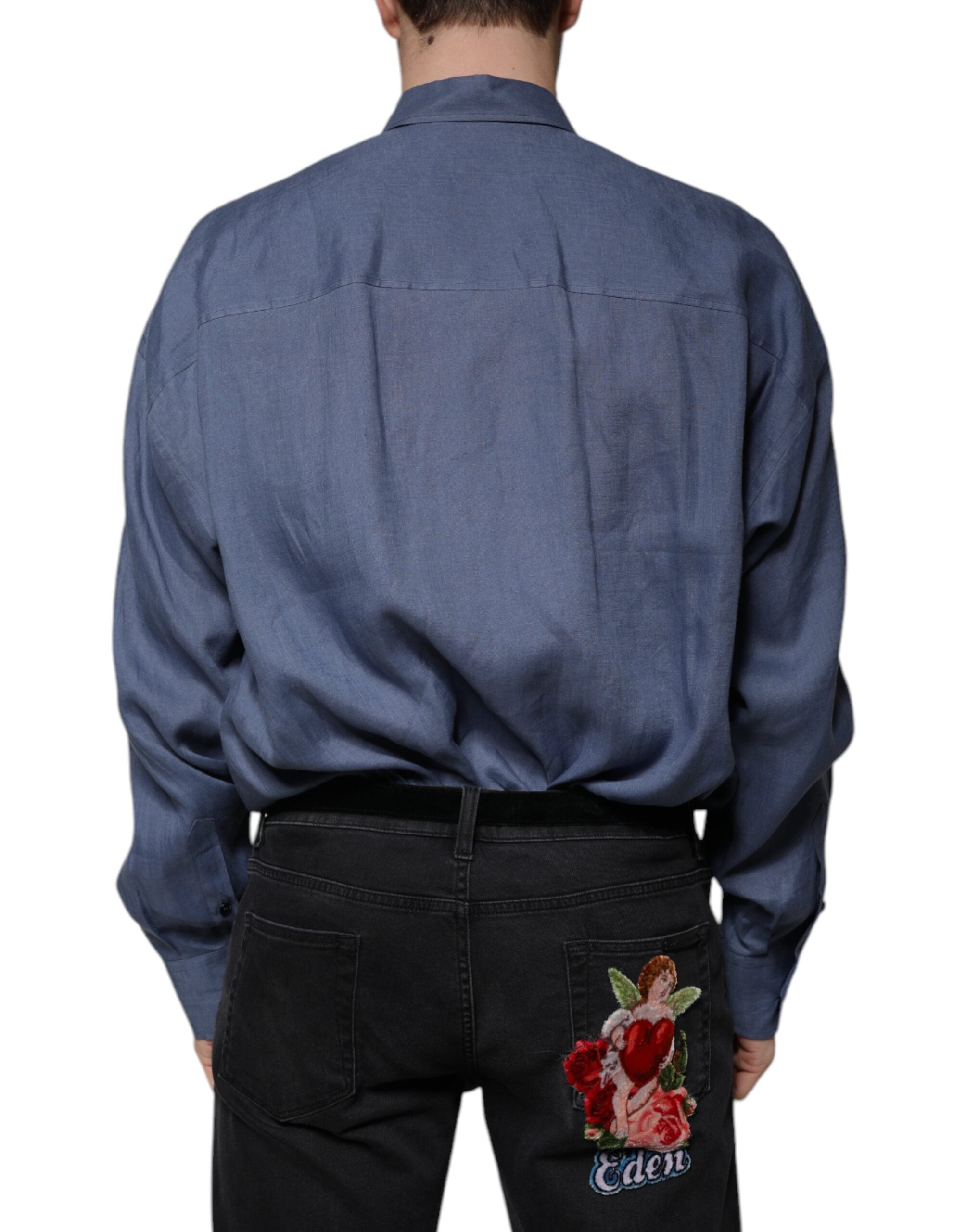 Chemise décontractée à manches longues Dolce & Gabbana bleu avec logo, boutonnière, style casual, visible sur l’image.