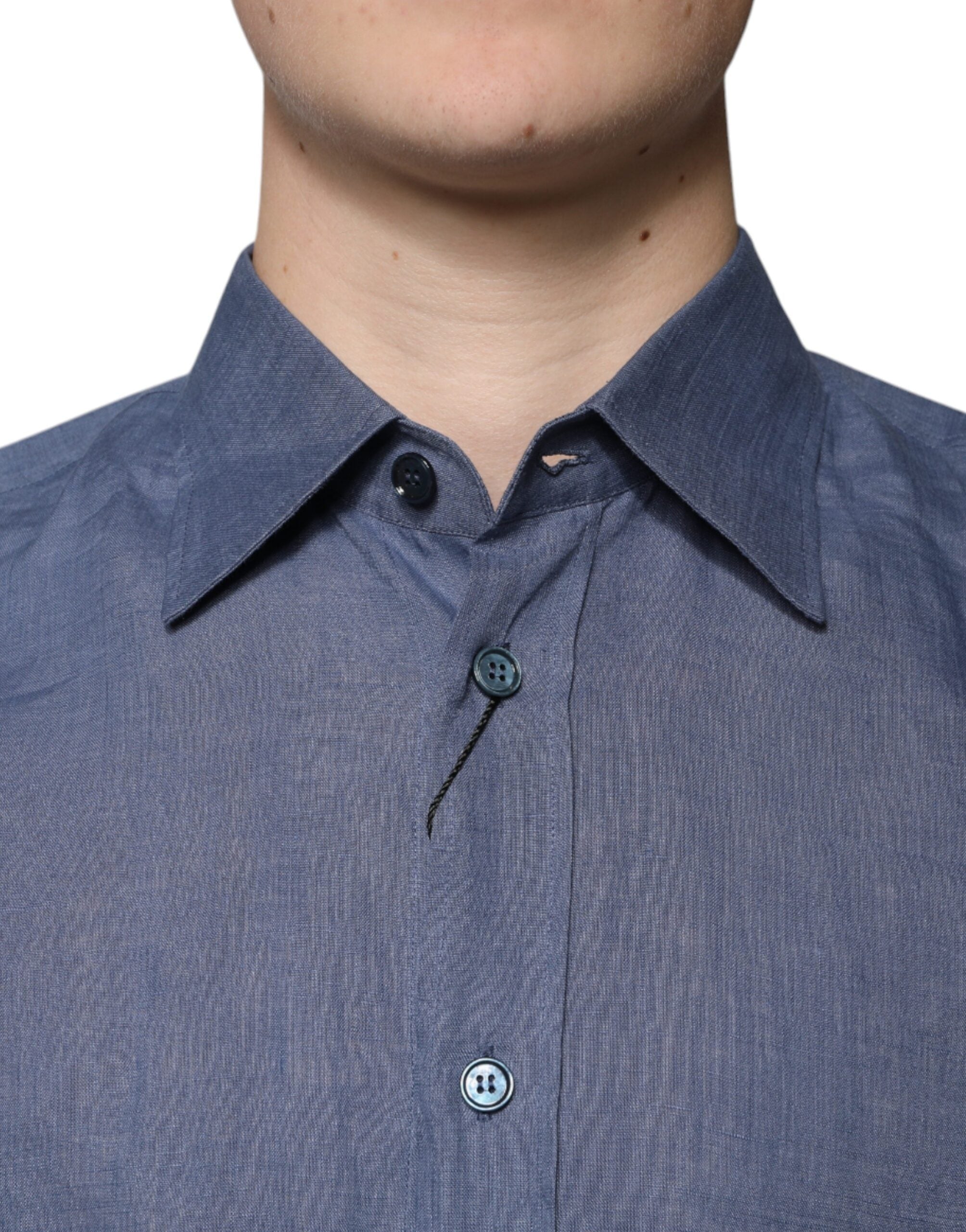 Chemise à manches longues Dolce & Gabbana bleue avec logo, boutonnière décontractée, en coton, vue de face.