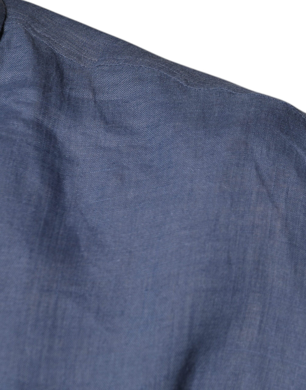 Chemise décontractée à manches longues Dolce & Gabbana avec logo bleu et boutons, vue de face.