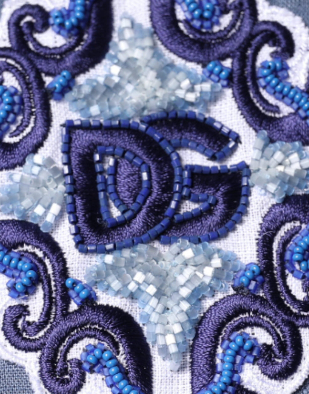 Chemise à manches longues Dolce & Gabbana bleue avec logo, boutons sur le devant, style décontracté.